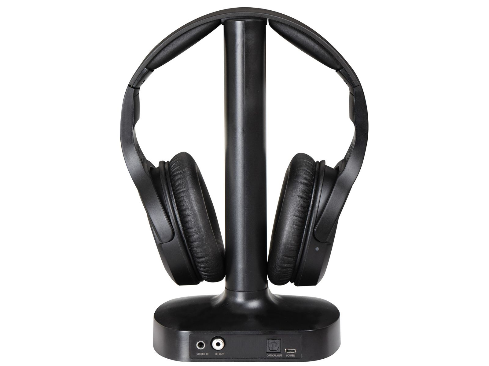 Auriculares negros sobre un soporte de carga negro. El soporte tiene puertos de entrada y salida y un puerto de alimentación.
