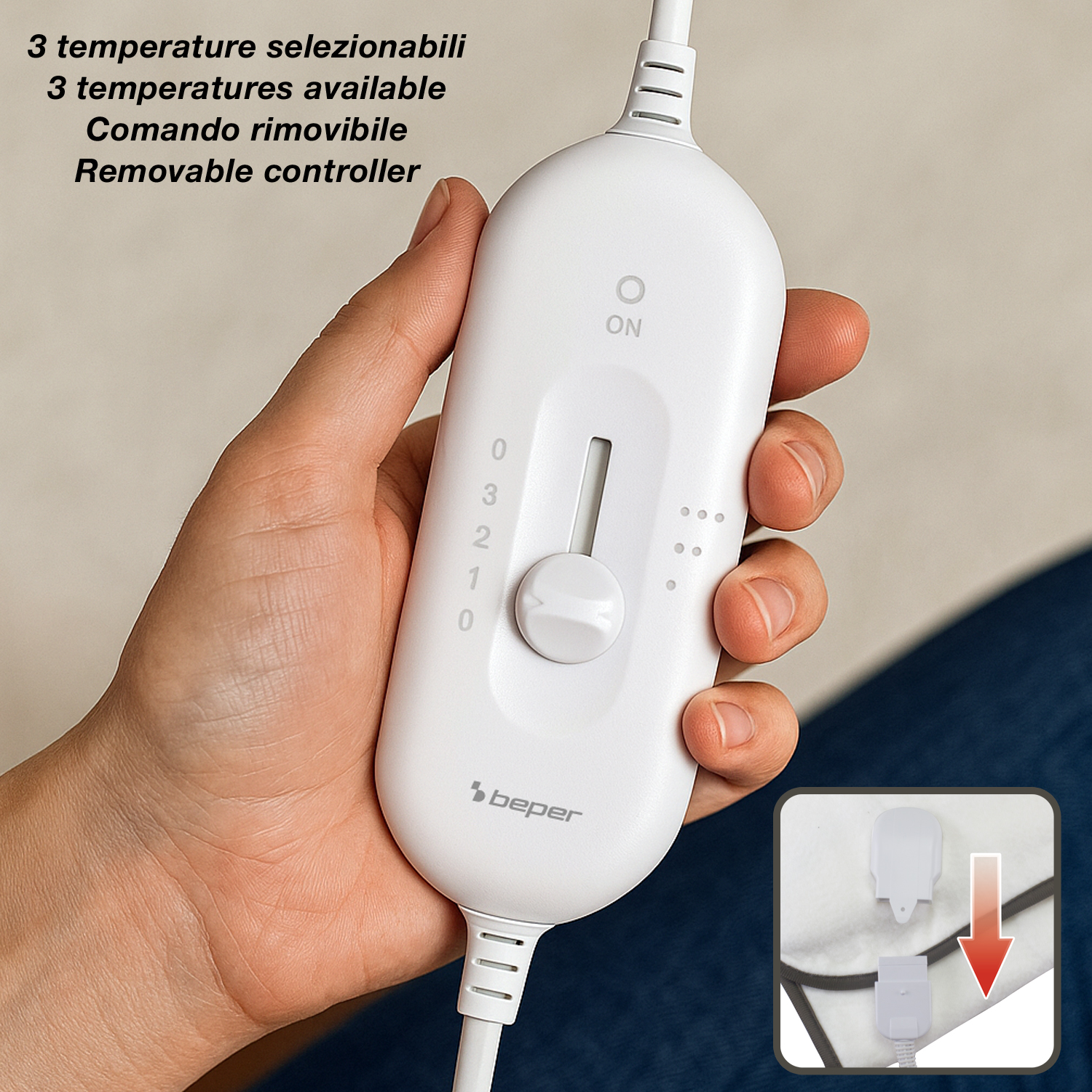 Una mano tiene in mano un controller bianco per coperta elettrica con cursore e impostazioni della temperatura. Il controller è etichettato 'beper'.