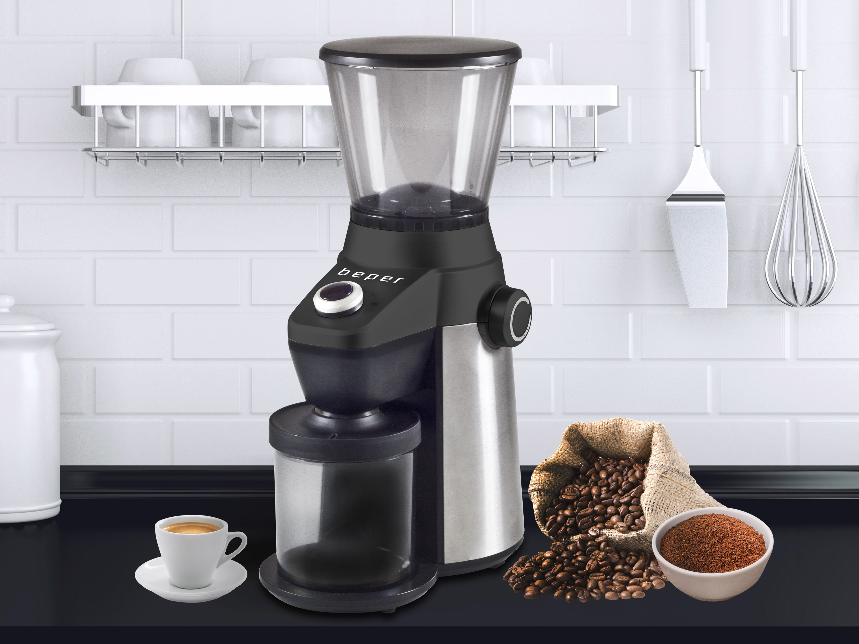 Macinacaffè con chicchi, caffè macinato e tazza di espresso su una superficie nera, sfondo di piastrelle bianche.