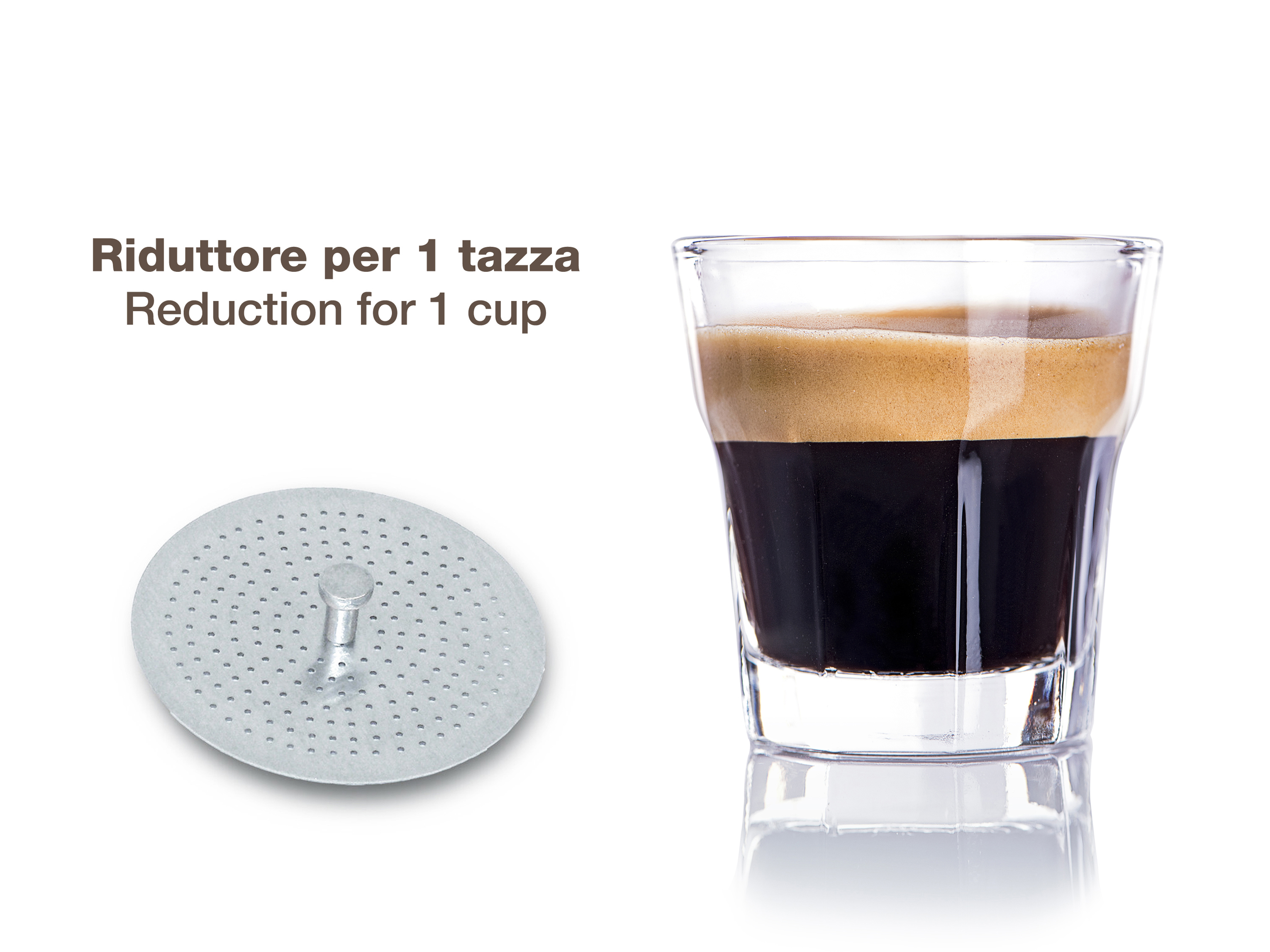 L'immagine mostra un espresso e un filtro di riduzione. L'espresso è in un bicchiere. Il filtro è in metallo, con piccoli fori.