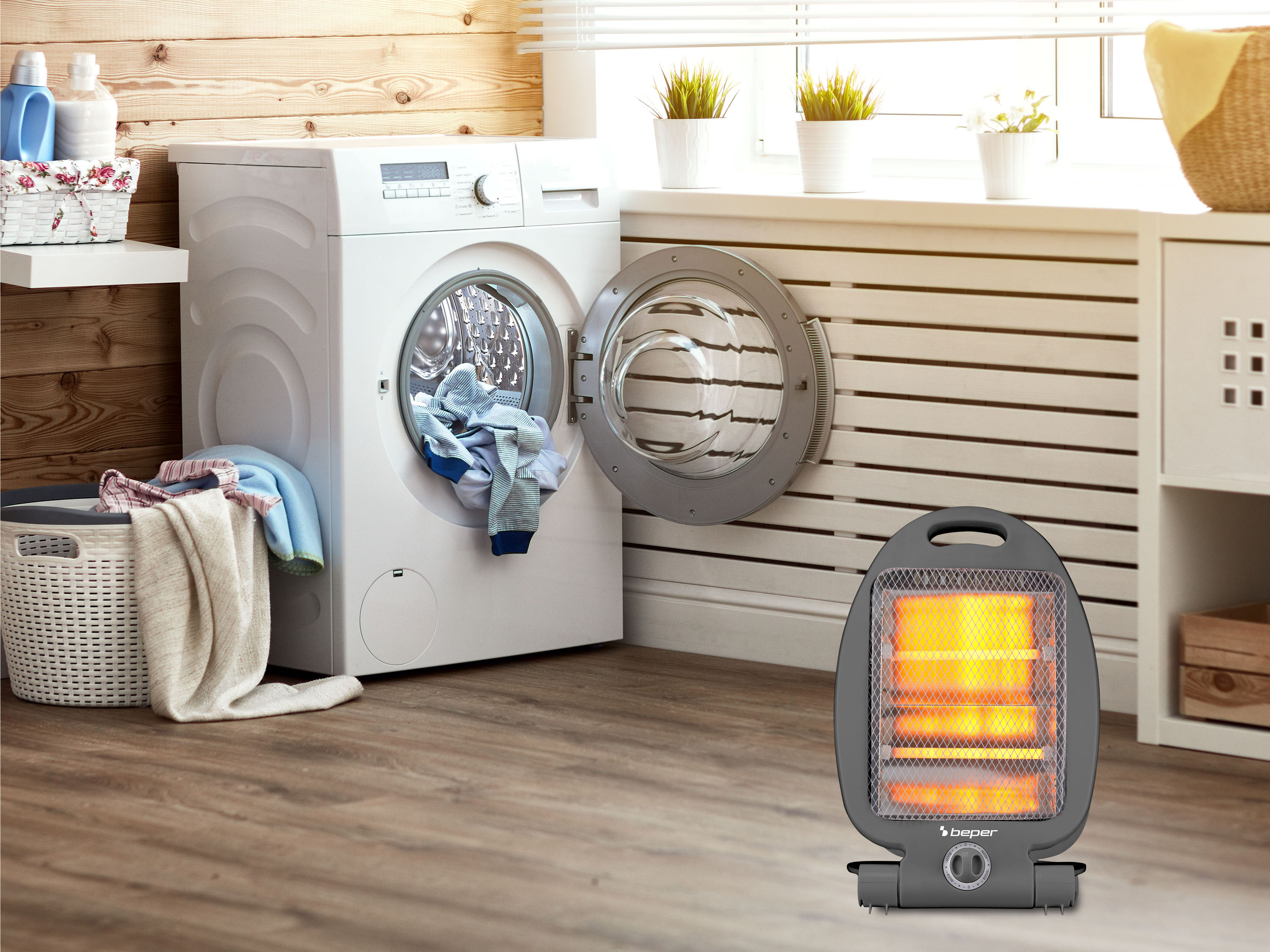 Una lavanderia con lavatrice, termoventilatore e cesti per la biancheria. L'oblò è aperto, ci sono vestiti.