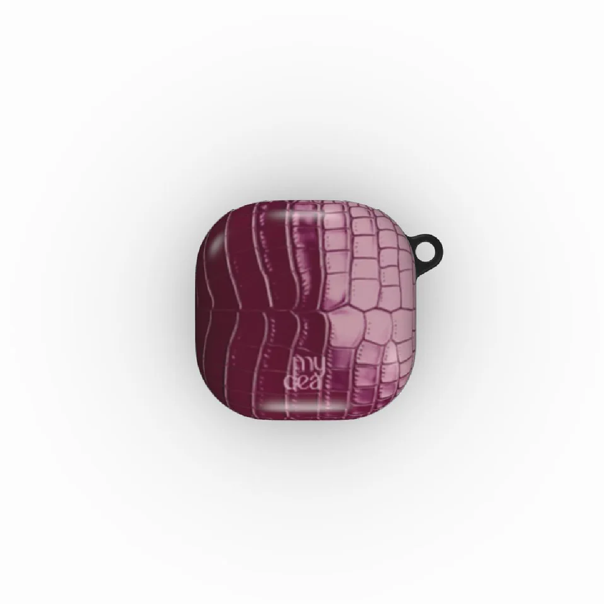 Una custodia quadrata per auricolari con trama di pelle di coccodrillo bordeaux e rosa. Un passante nero è sul lato. Lo sfondo è bianco.