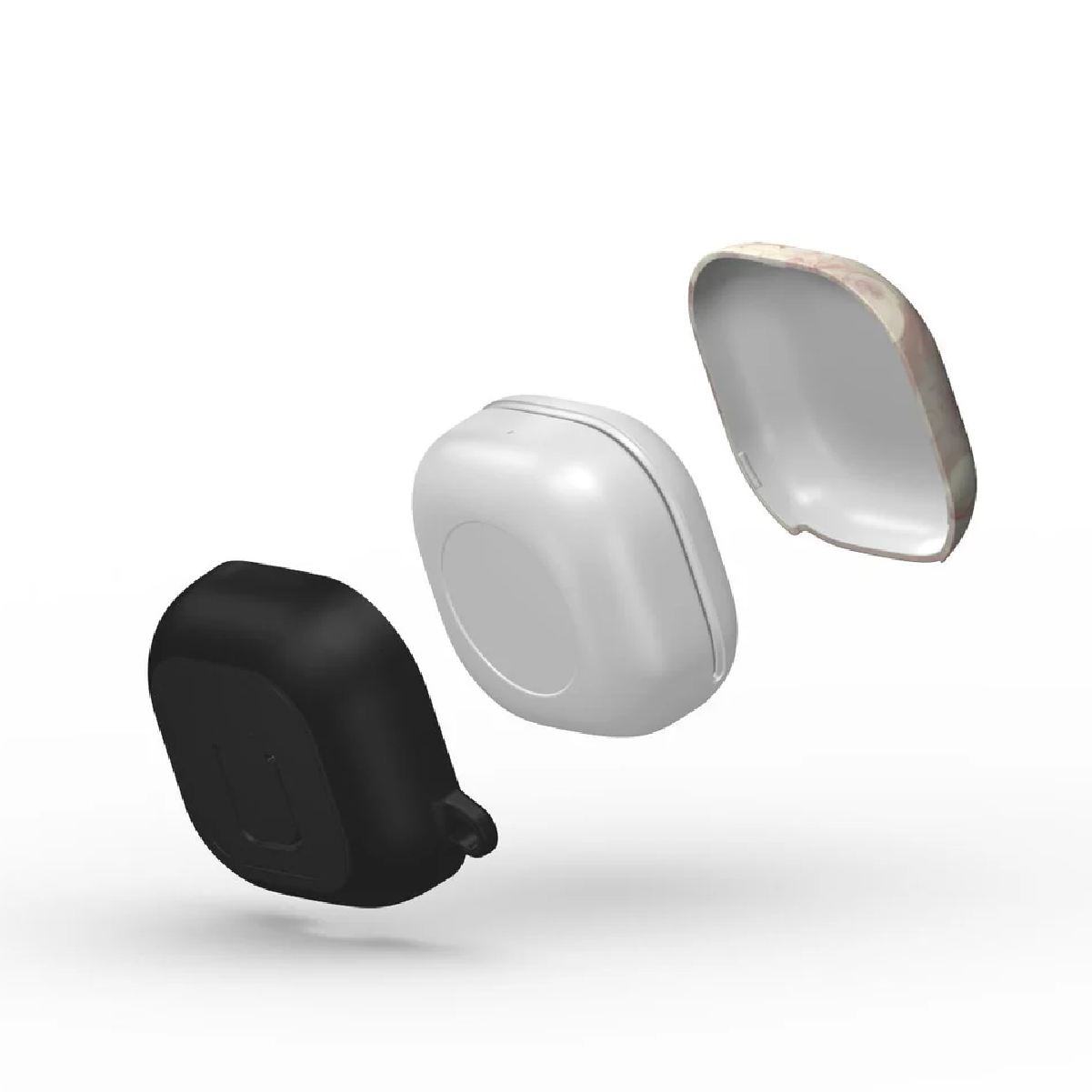 Tre custodie per auricolari: nera, bianca e un coperchio con motivo mimetico. Sono disposte con il coperchio aperto, isolate su sfondo bianco.