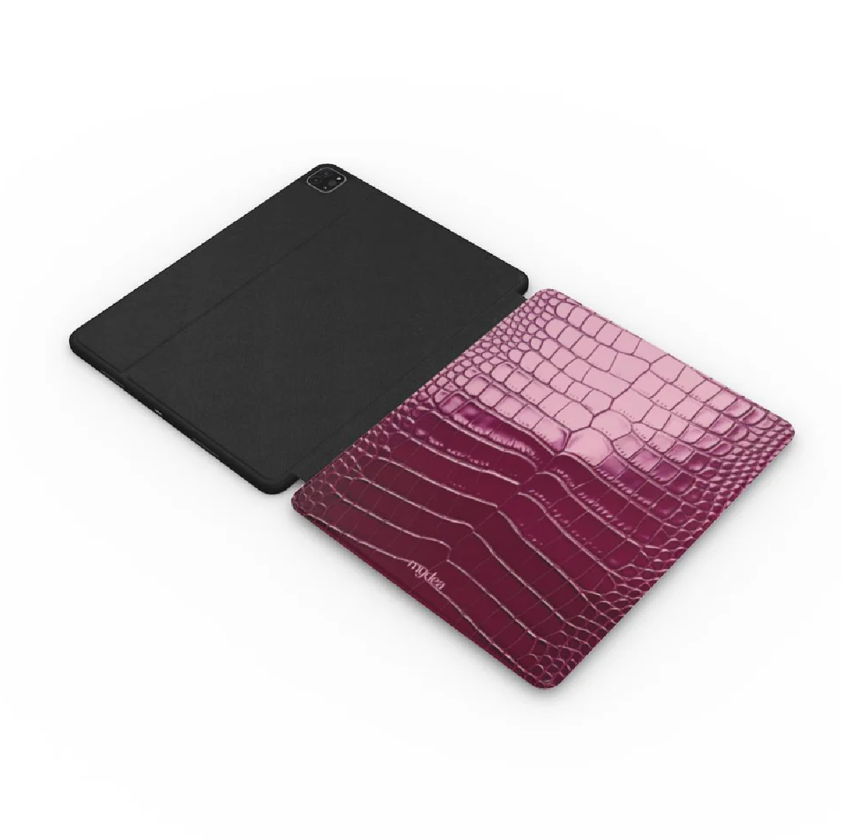 Tablet nero con cover fantasia rosso scuro su una superficie bianca. La cover ha un design a pelle di coccodrillo.