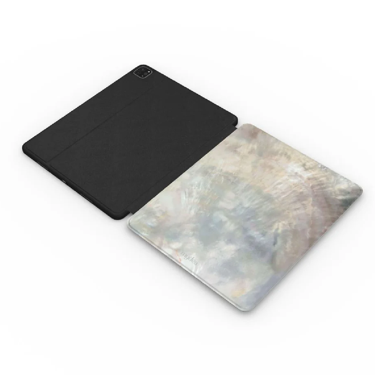 Custodia nera per iPad e custodia madreperlacea con design astratto. Entrambe su una superficie bianca.