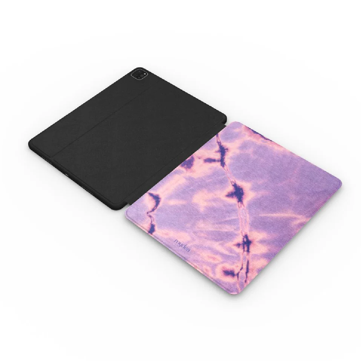 Una custodia nera aperta per iPad accanto a una custodia tie-dye colorata con sfumature di viola e rosa. Lo sfondo è bianco.