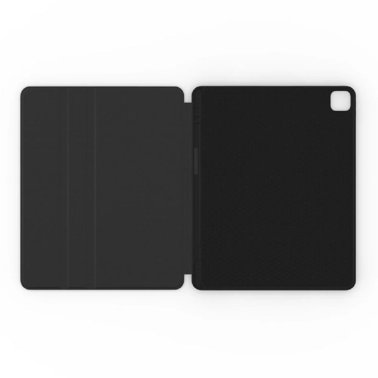 Custodia nera per tablet, aperta, con la cover anteriore a sinistra e il retro del tablet a destra. Sfondo bianco.