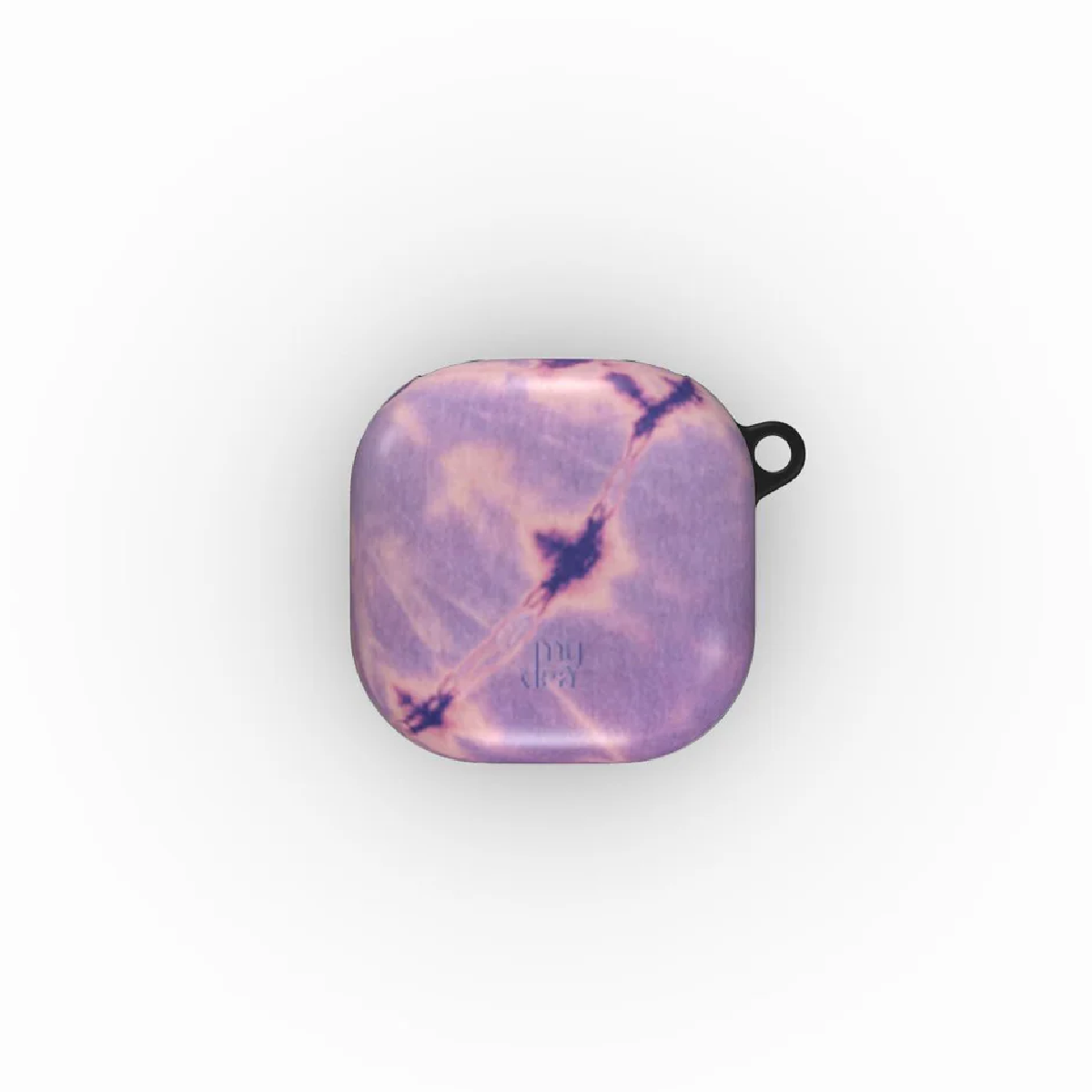 Una custodia quadrata per auricolari color lavanda con motivo tie-dye. Ha un anello nero e uno sfondo bianco.