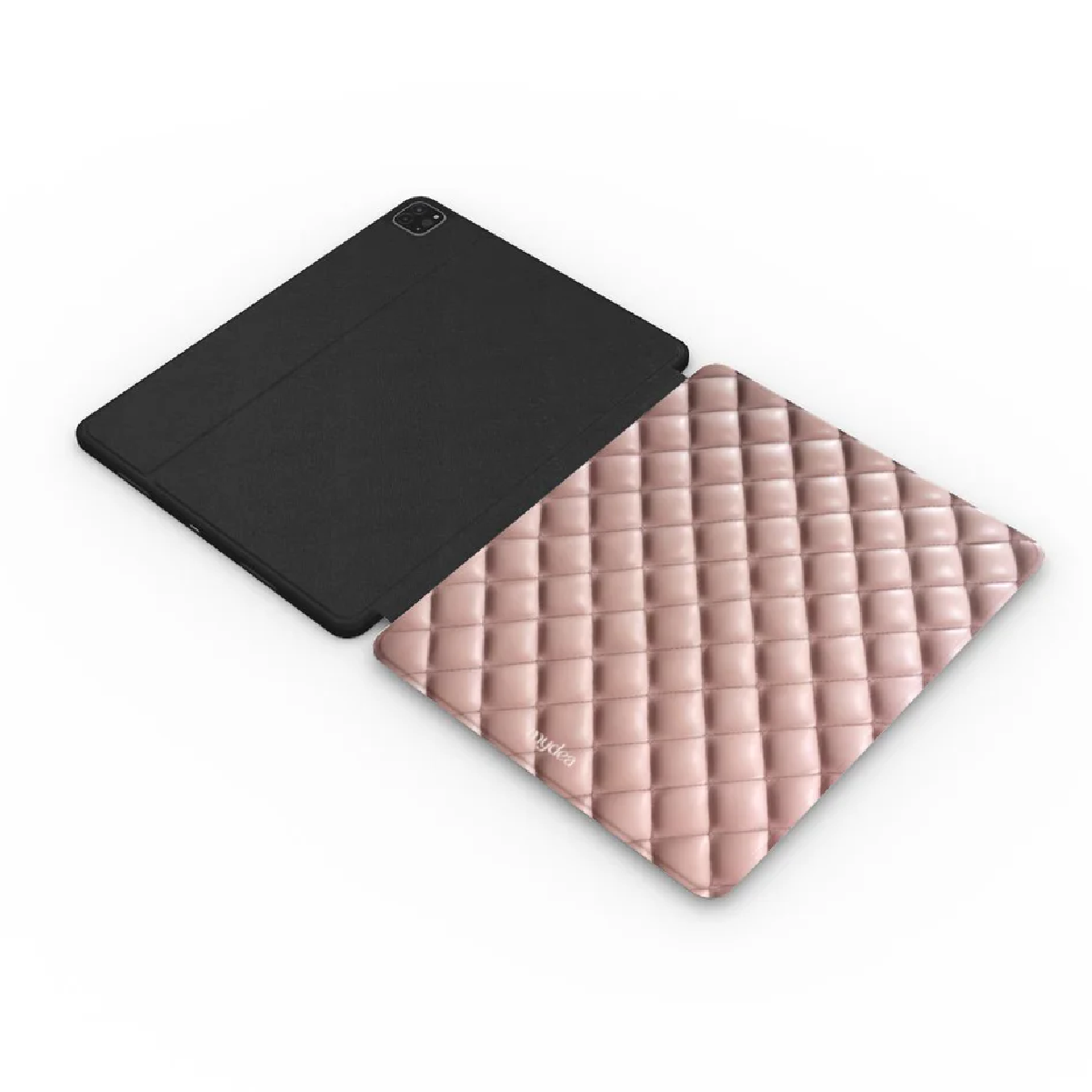 Custodia nera per tablet accanto a una custodia rosa trapuntata, entrambe su una superficie bianca. La custodia rosa ha il marchio 'sydea'.
