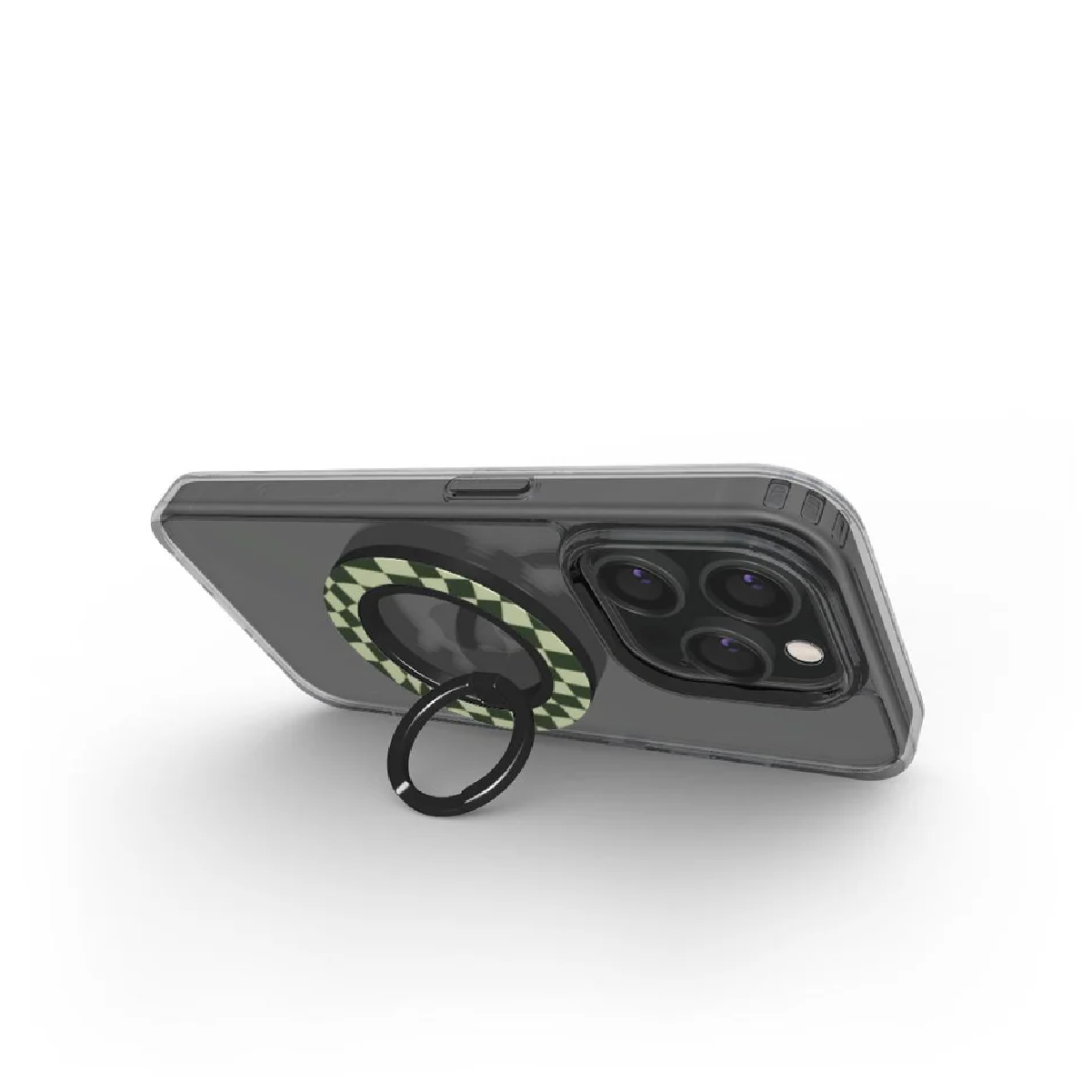 Una custodia trasparente per telefono con supporto ad anello, design a scacchi verdi e bianchi, anello nero. Il telefono ha tre lenti.