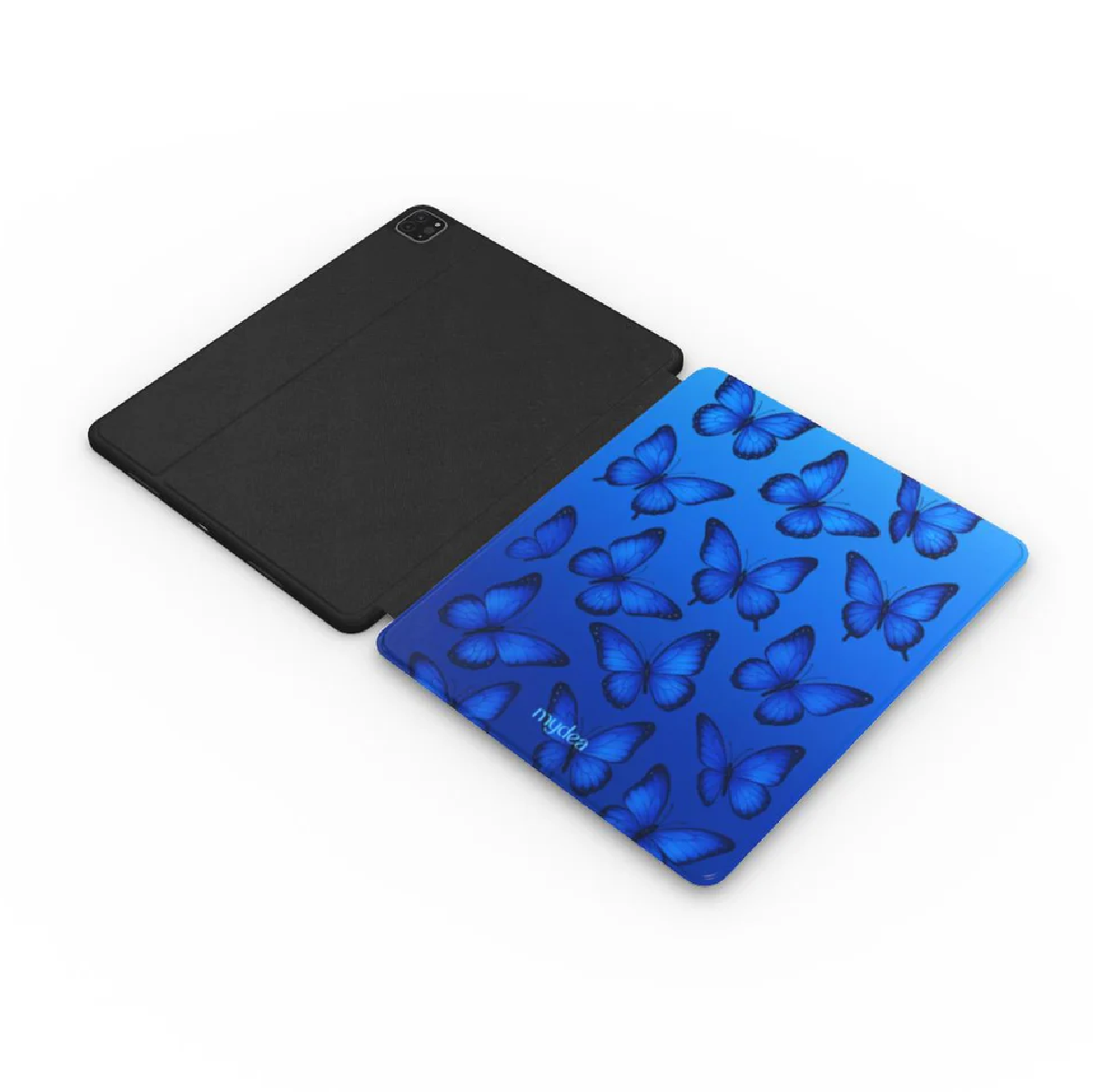 Custodia nera per tablet accanto a una custodia blu con farfalle blu. Lo sfondo è bianco.