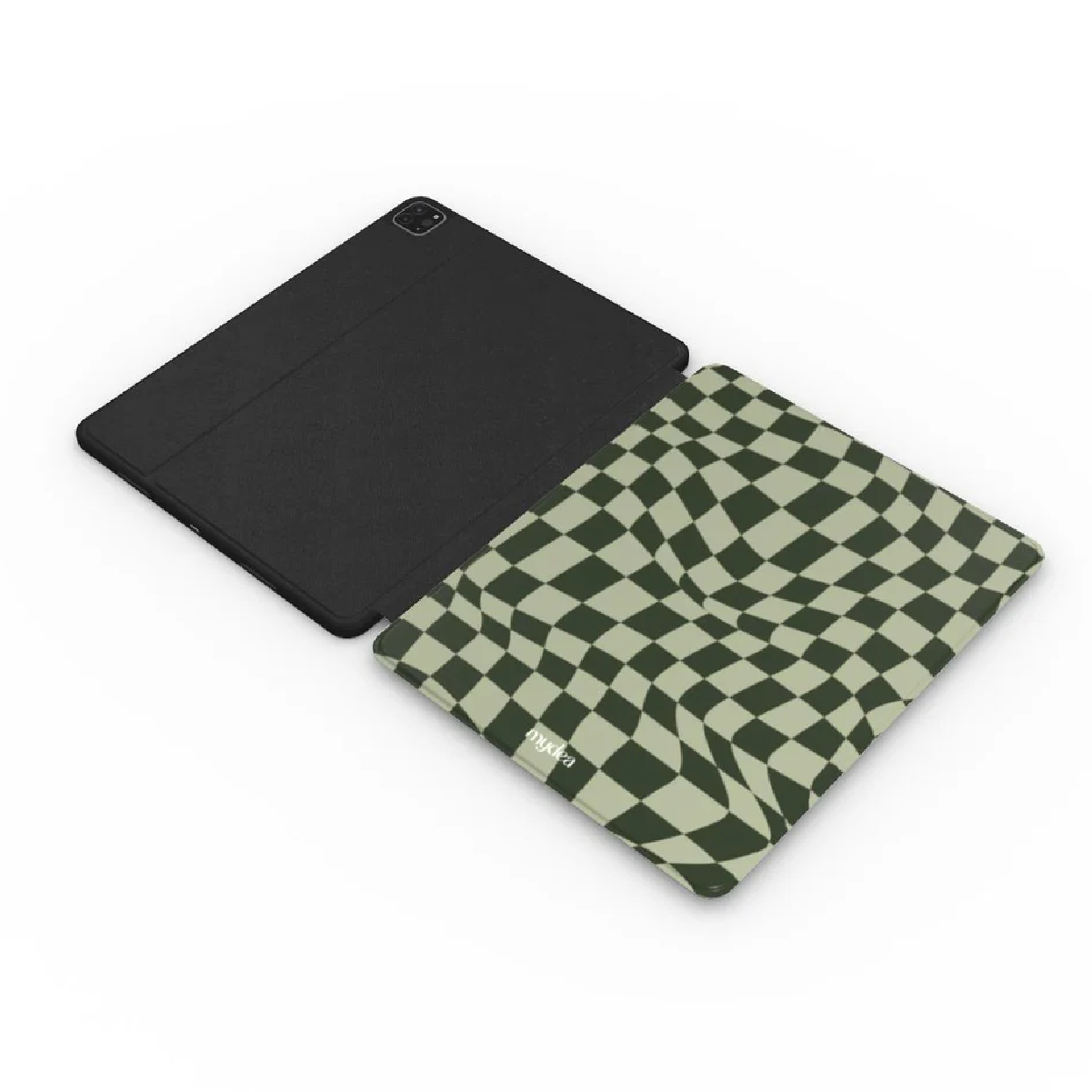 Custodia per tablet nera accanto a una custodia con motivo a scacchiera distorta. La scacchiera è verde e beige.