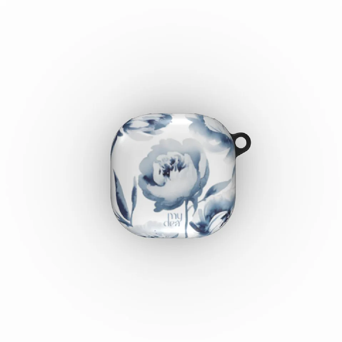 Una custodia bianca con un design floreale ad acquerello blu. Ha un passante nero in alto. Il testo "my dea" è visibile.