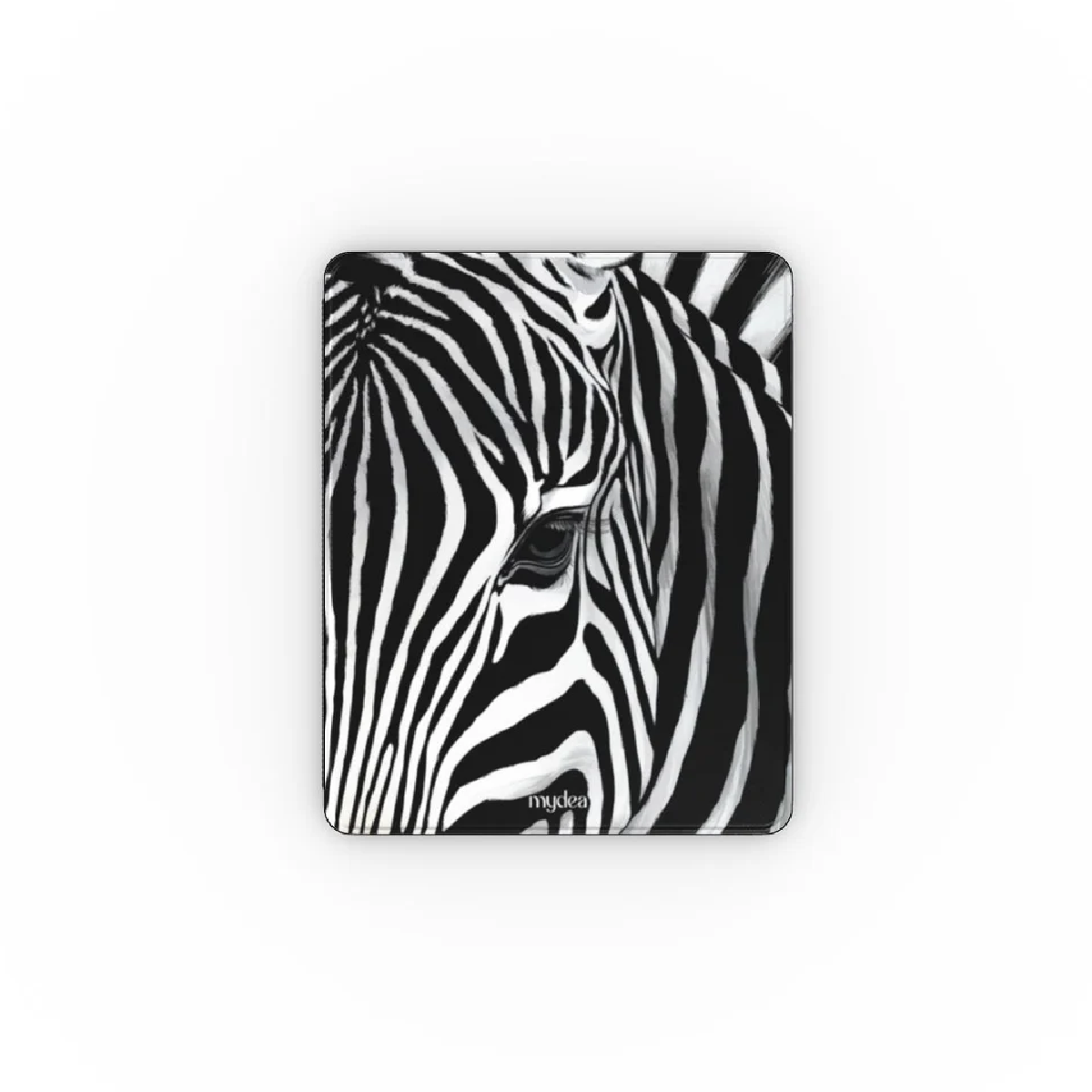 Primo piano del volto di una zebra, strisce bianche e nere. L'occhio è visibile. L'oggetto è posto su una superficie bianca.
