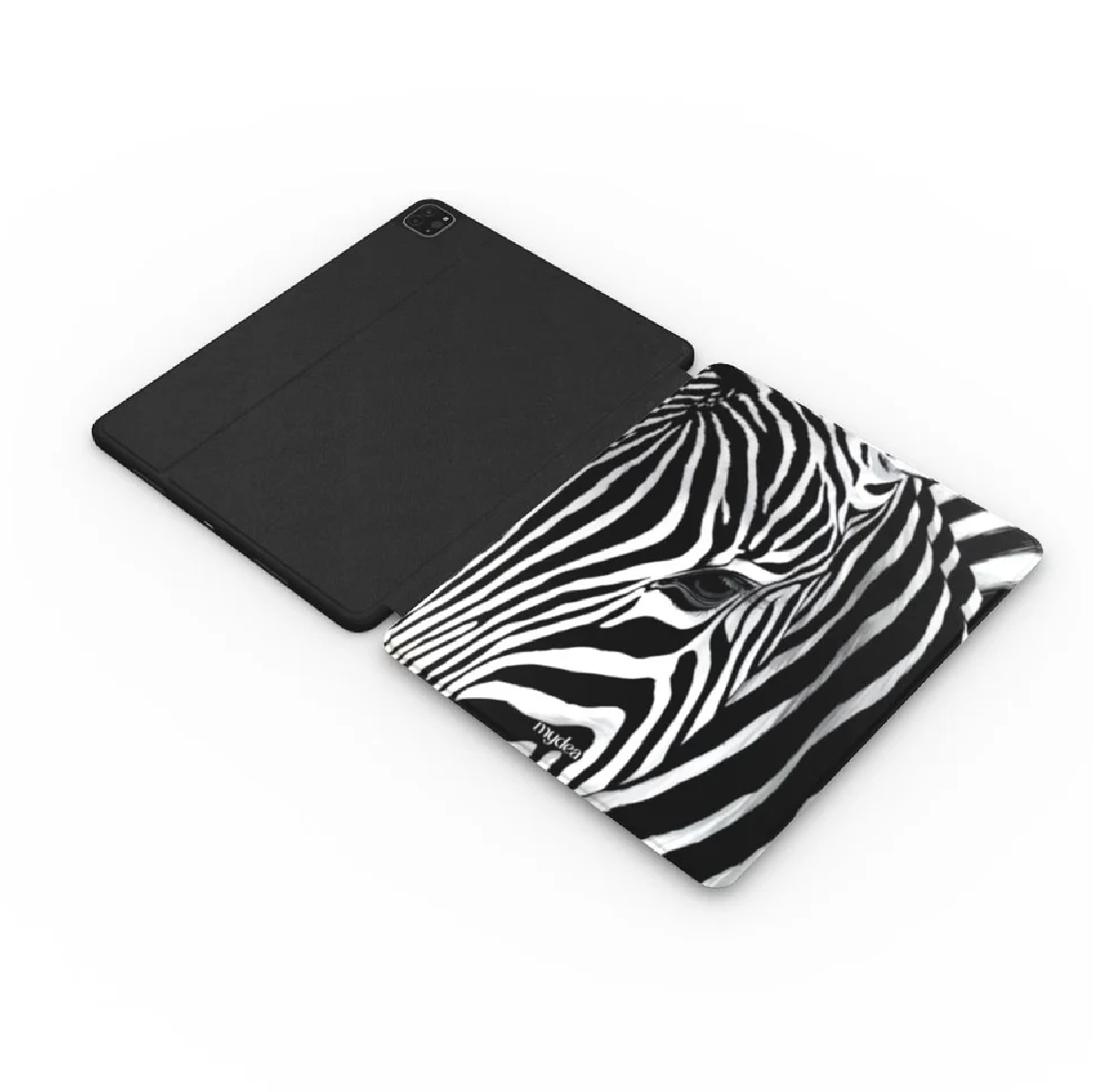 Una custodia per tablet nera aperta con una cover a stampa zebrata. L'occhio della zebra è visibile. Lo sfondo è bianco.