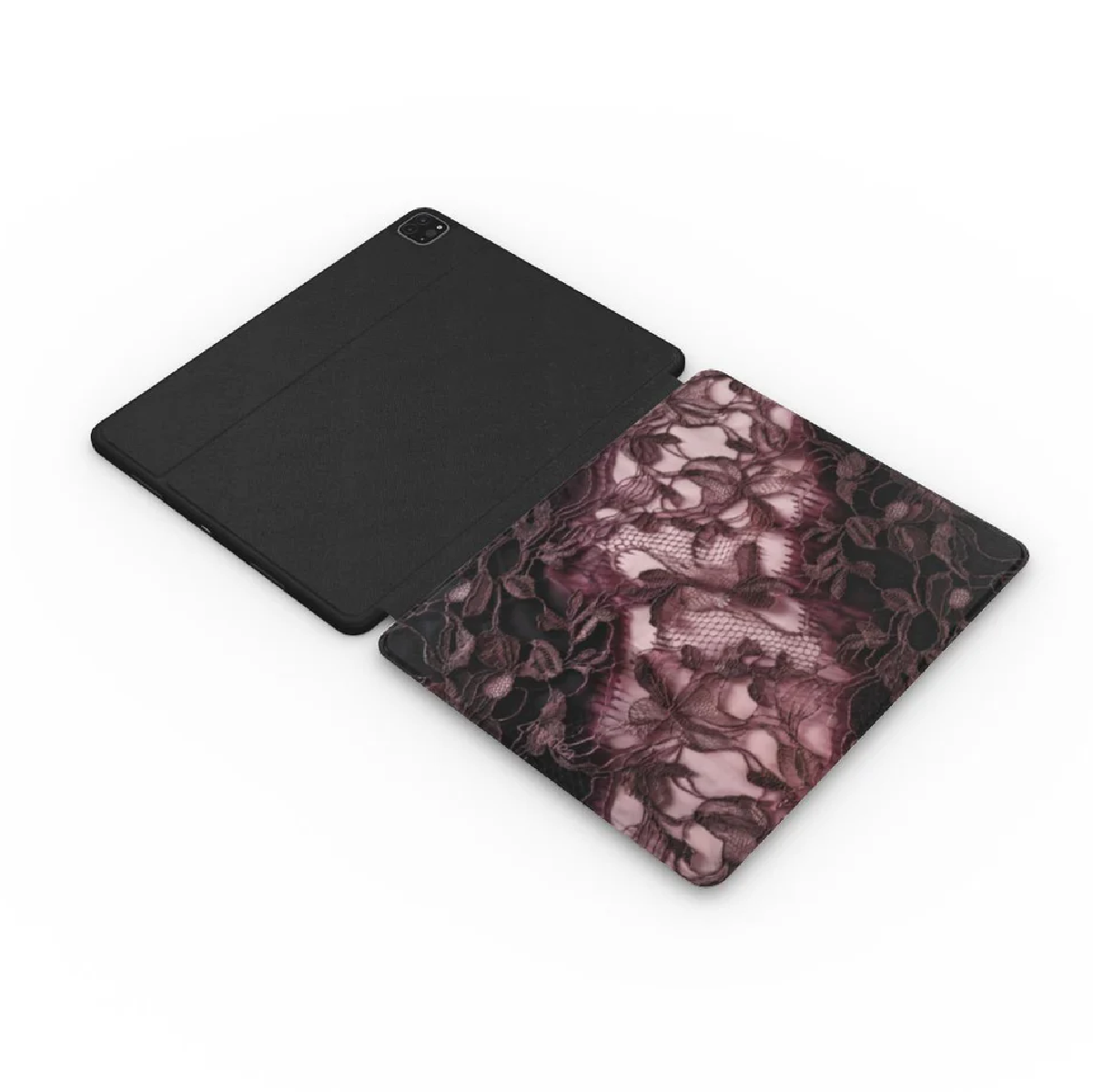 Una custodia per tablet nera aperta con un design in pizzo floreale sulla copertina interna. La custodia è parzialmente aperta, mostrando l'interno.