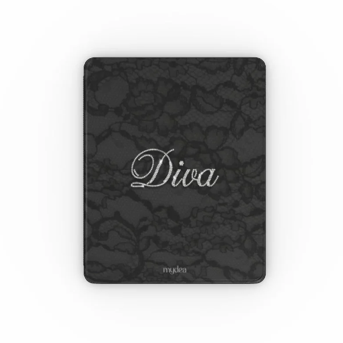 Una custodia nera per tablet con motivo a pizzo. La parola "Diva" è in strass argentati. Il marchio "mydea" è in basso.