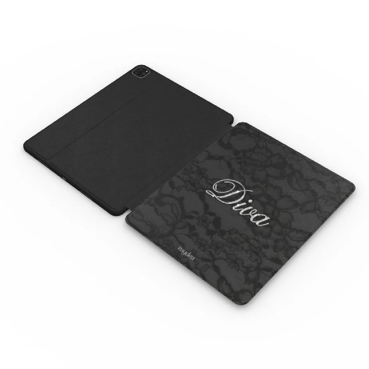 Custodia iPad nera aperta, che mostra lo schermo con un motivo floreale e la parola 'Diva'. La cover è nera.
