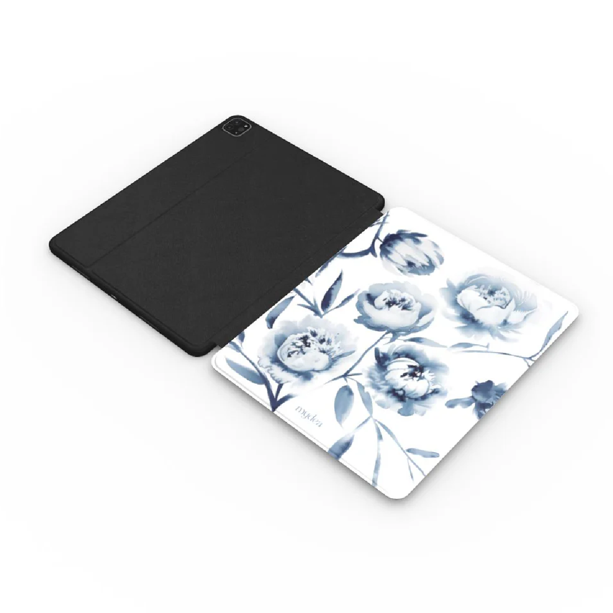 Custodia nera per tablet accanto a una cover floreale per tablet con fiori ad acquerello blu su sfondo bianco.