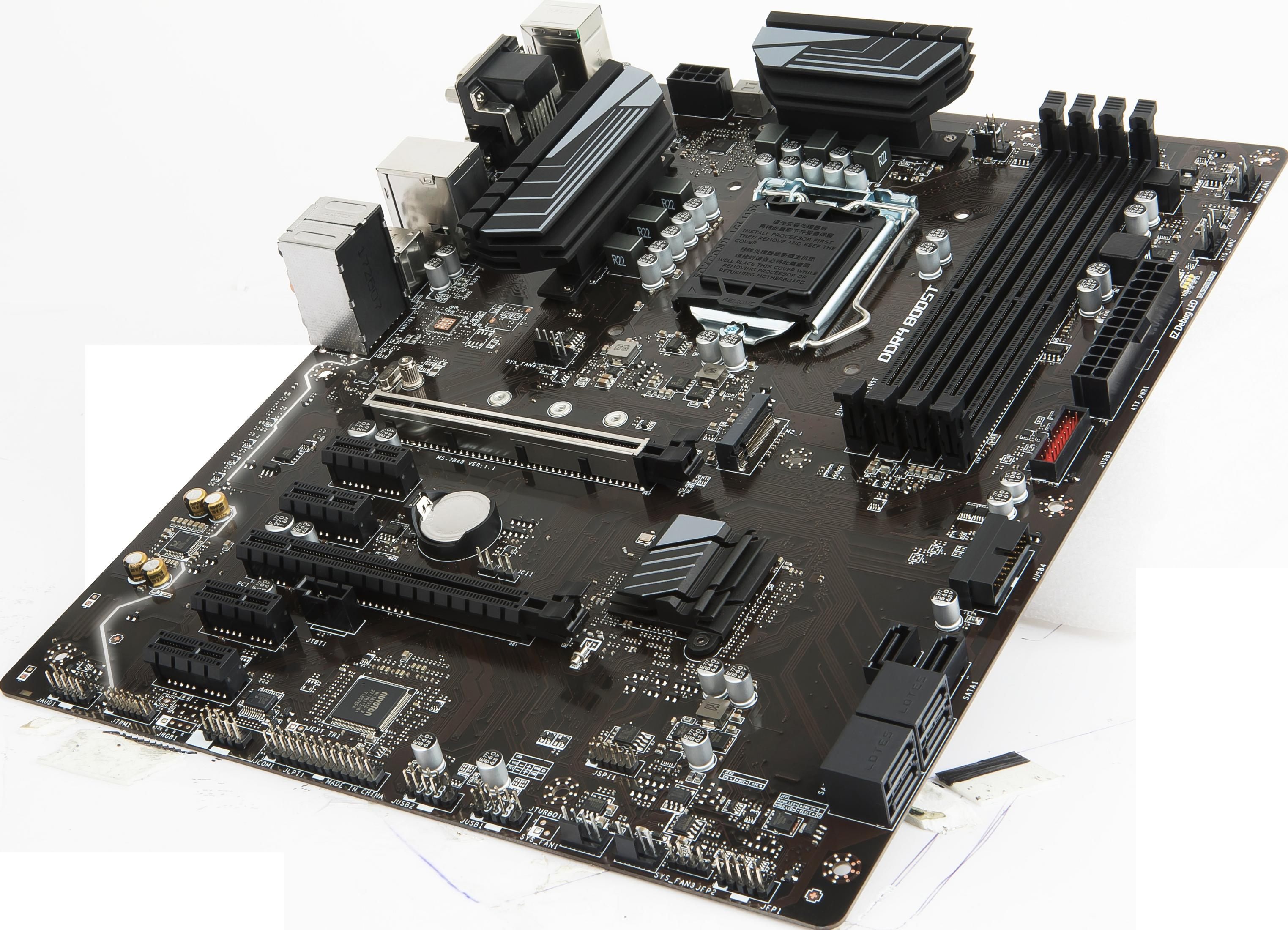 Ein schwarzes Computer-Motherboard mit silbernen und schwarzen Komponenten, verschiedenen Anschlüssen und integrierten Schaltkreisen.
