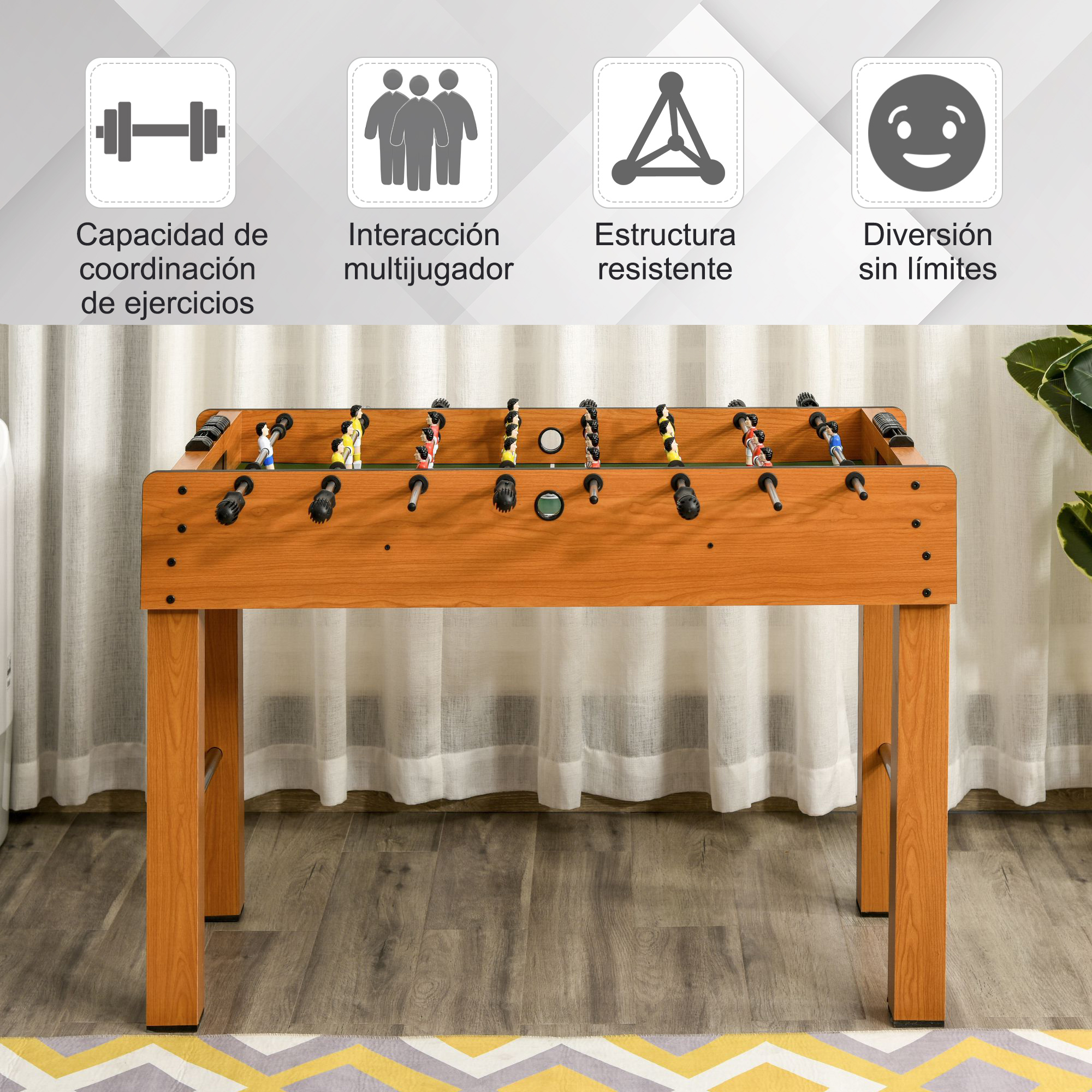 Mesa de futbolín. Mesa de madera marrón con asas negras y figuras de jugadores. Cortinas blancas y alfombra estampada al fondo.