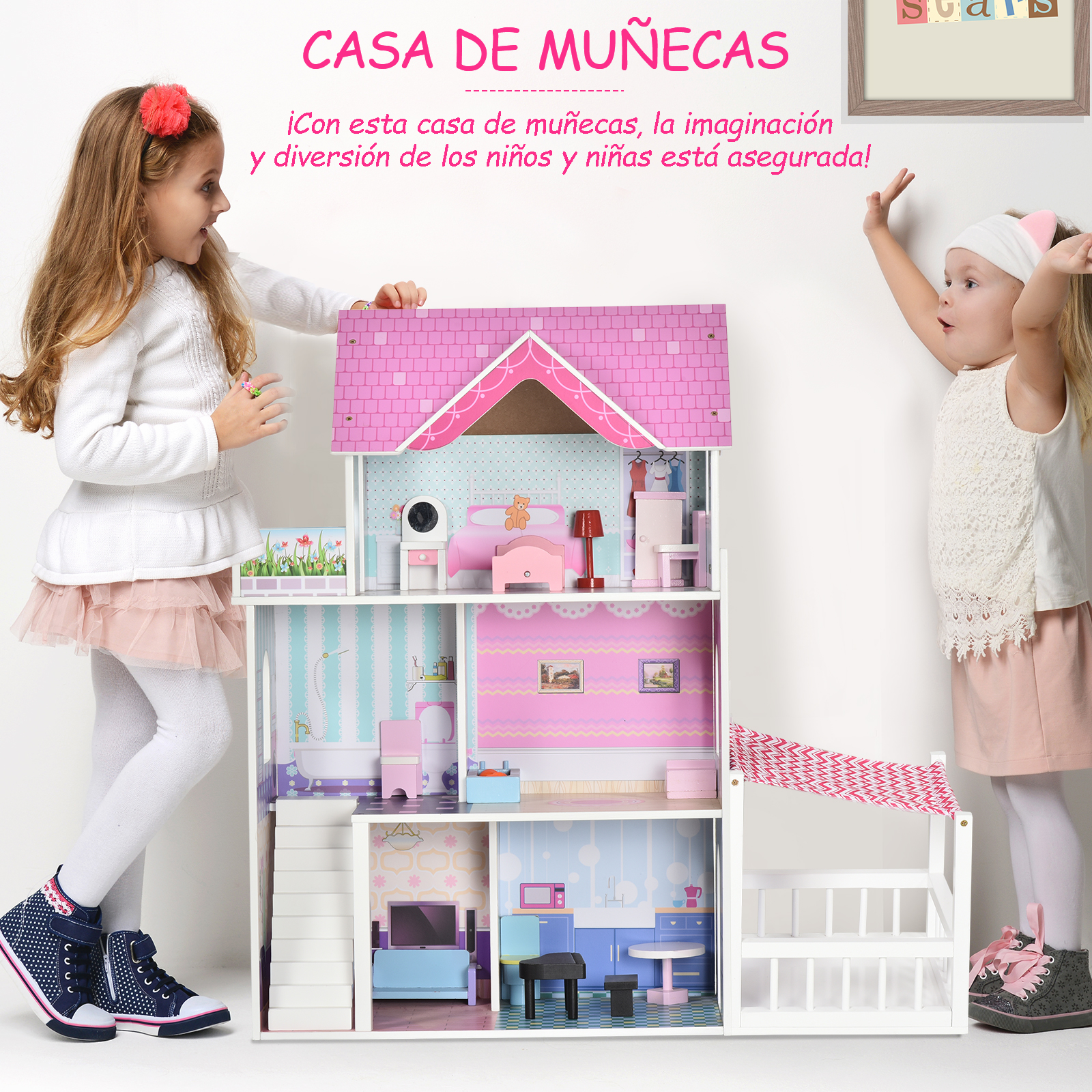 Dos niñas con una casa de muñecas. Tiene techo rosa, varias habitaciones con muebles. Una niña la toca, otra levanta las manos.