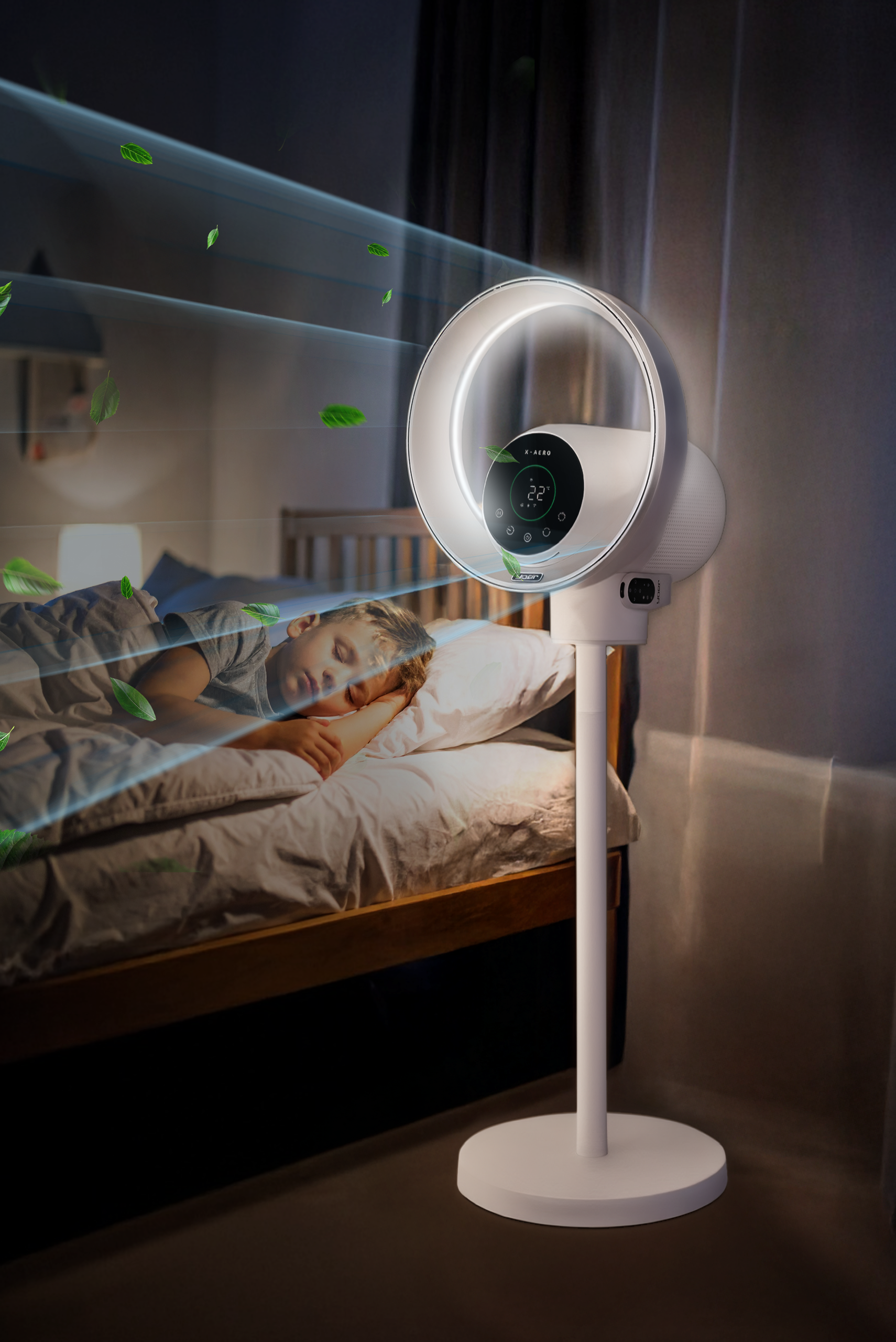 Chłopiec śpi w łóżku. Nowoczesny wentylator wieje powietrzem z liśćmi. Wentylator pokazuje temperaturę.