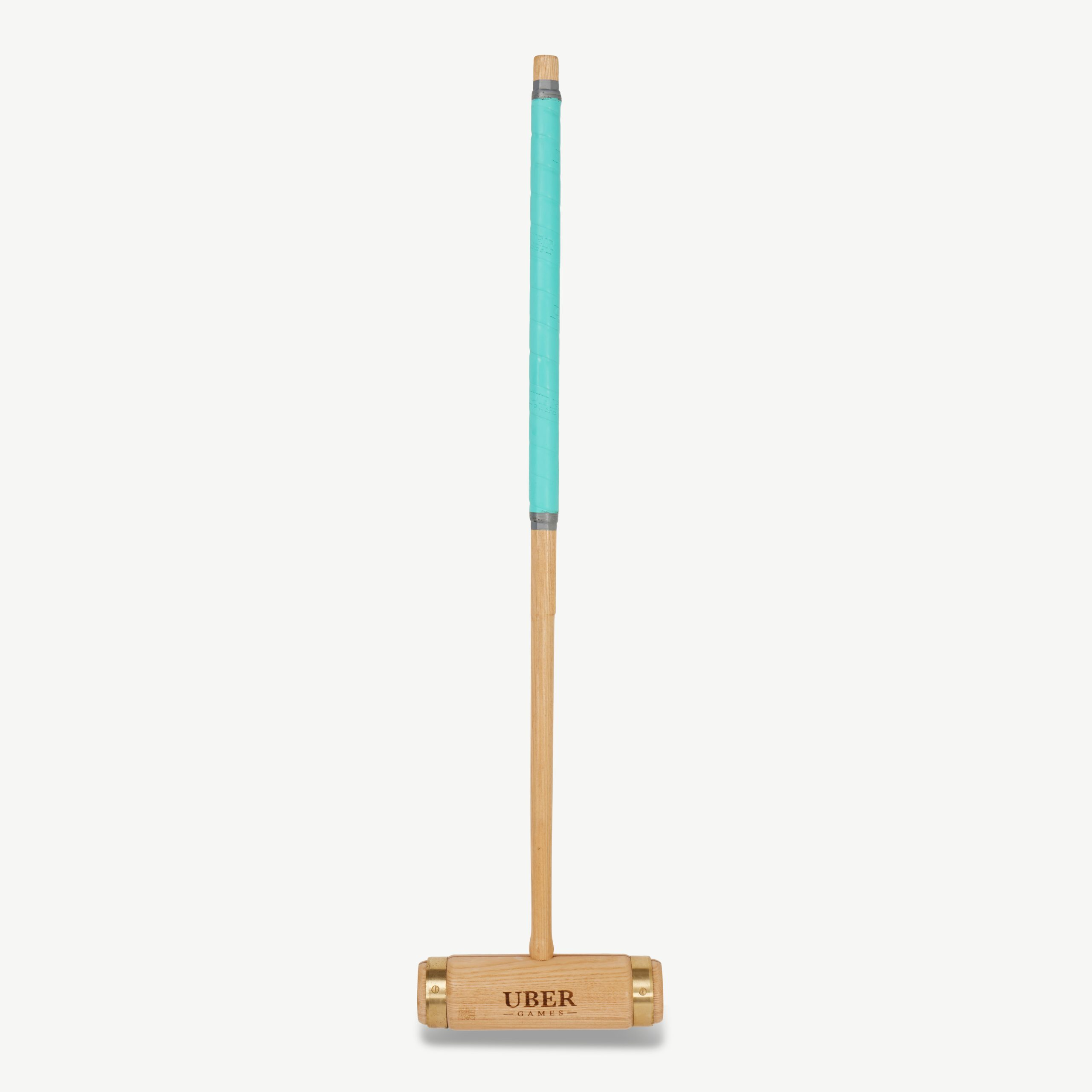 Krocket-Schläger mit Holzgriff, türkisfarbenem Griff und Holzkopf mit Messingakzenten. Aufdruck: 'UBER GAMES'.
