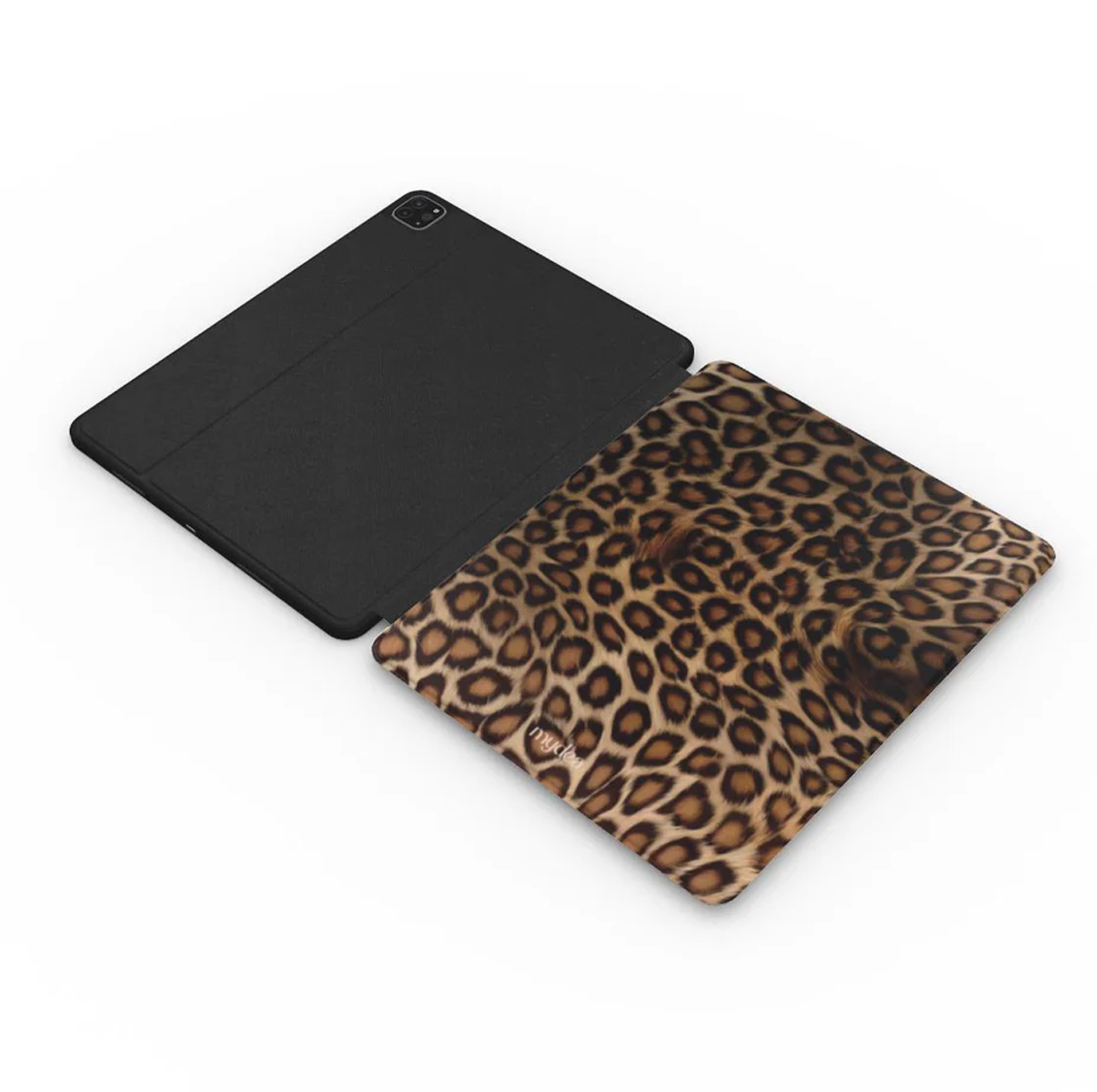 Una custodia per tablet nera aperta accanto a una custodia per tablet con un motivo maculato, entrambe su sfondo bianco.