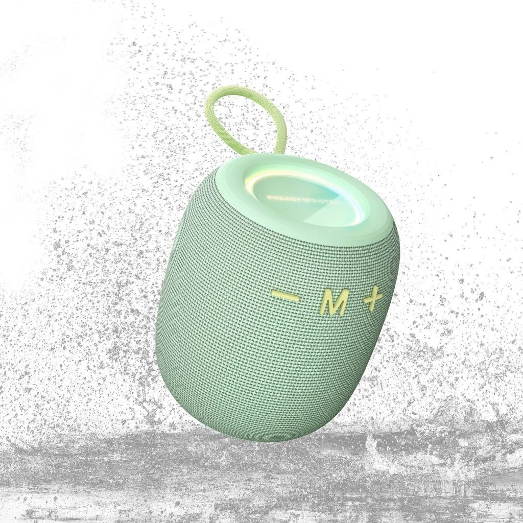 Un altoparlante portatile verde menta con maniglia ad anello. Ha M+ e un segno meno sul davanti. Lo sfondo ha effetti di schizzi d'acqua.