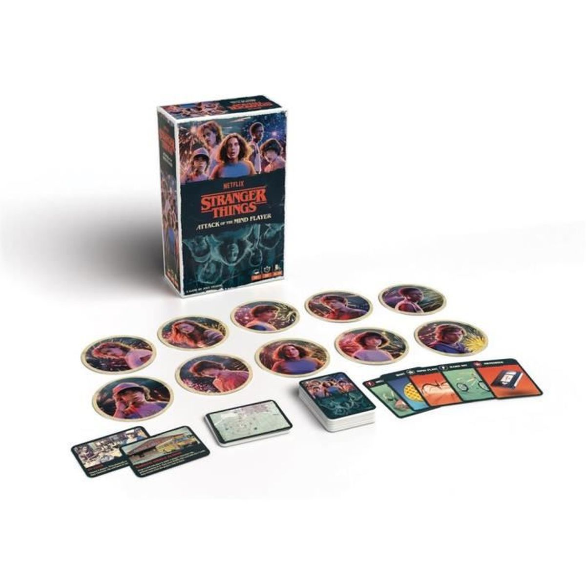 Una scatola del gioco da tavolo Stranger Things e pezzi del gioco sono esposti su una superficie bianca. La scatola presenta i personaggi dello show.