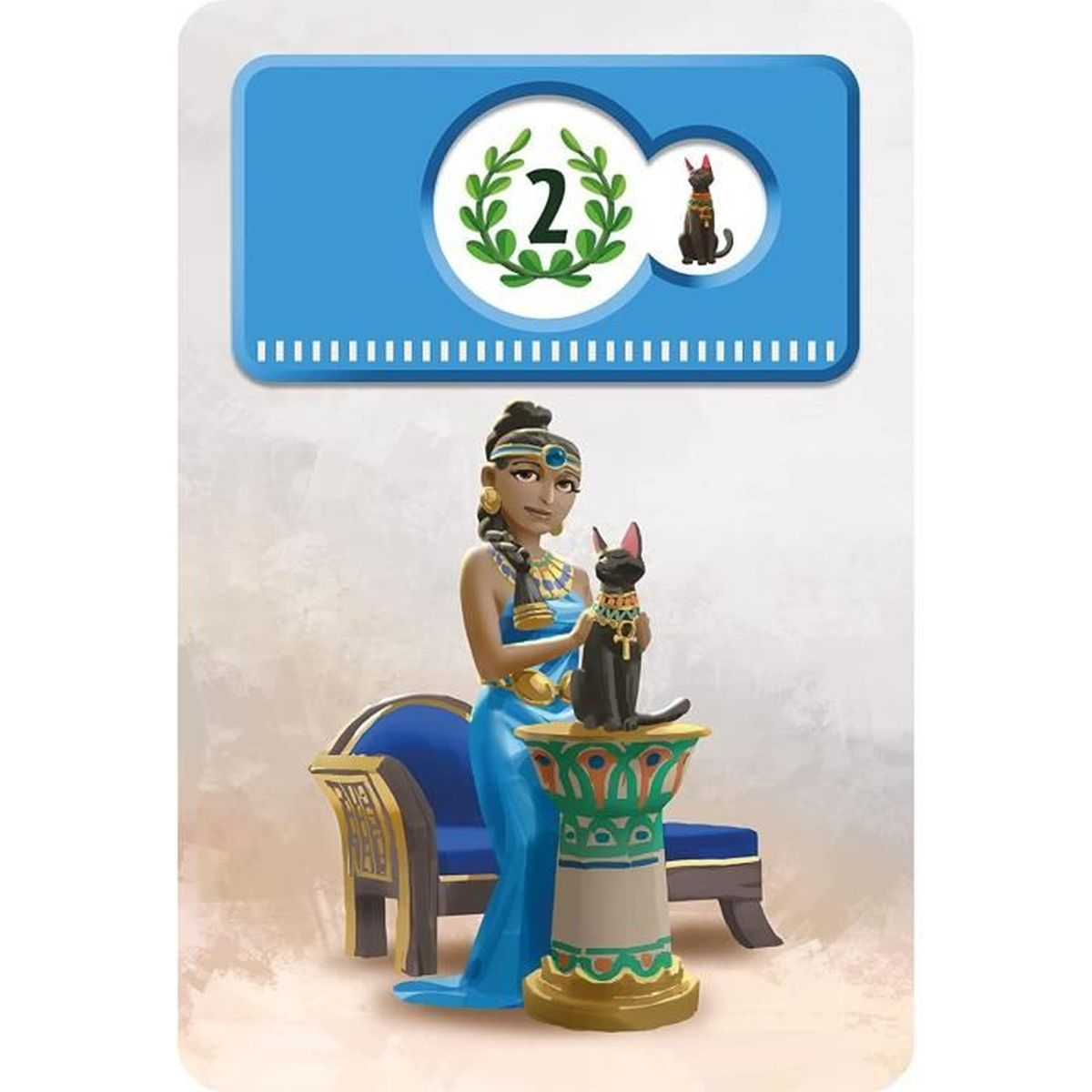 Una donna egizia in abito blu tiene un gatto nero con collana d'oro. Una sedia blu è dietro di lei. Un banner blu in alto.