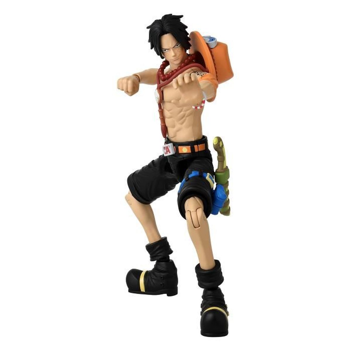 Una figura de acción masculina con pelo negro, pantalones cortos, botas y una mochila naranja. Tiene un collar rojo y está en pose de combate.