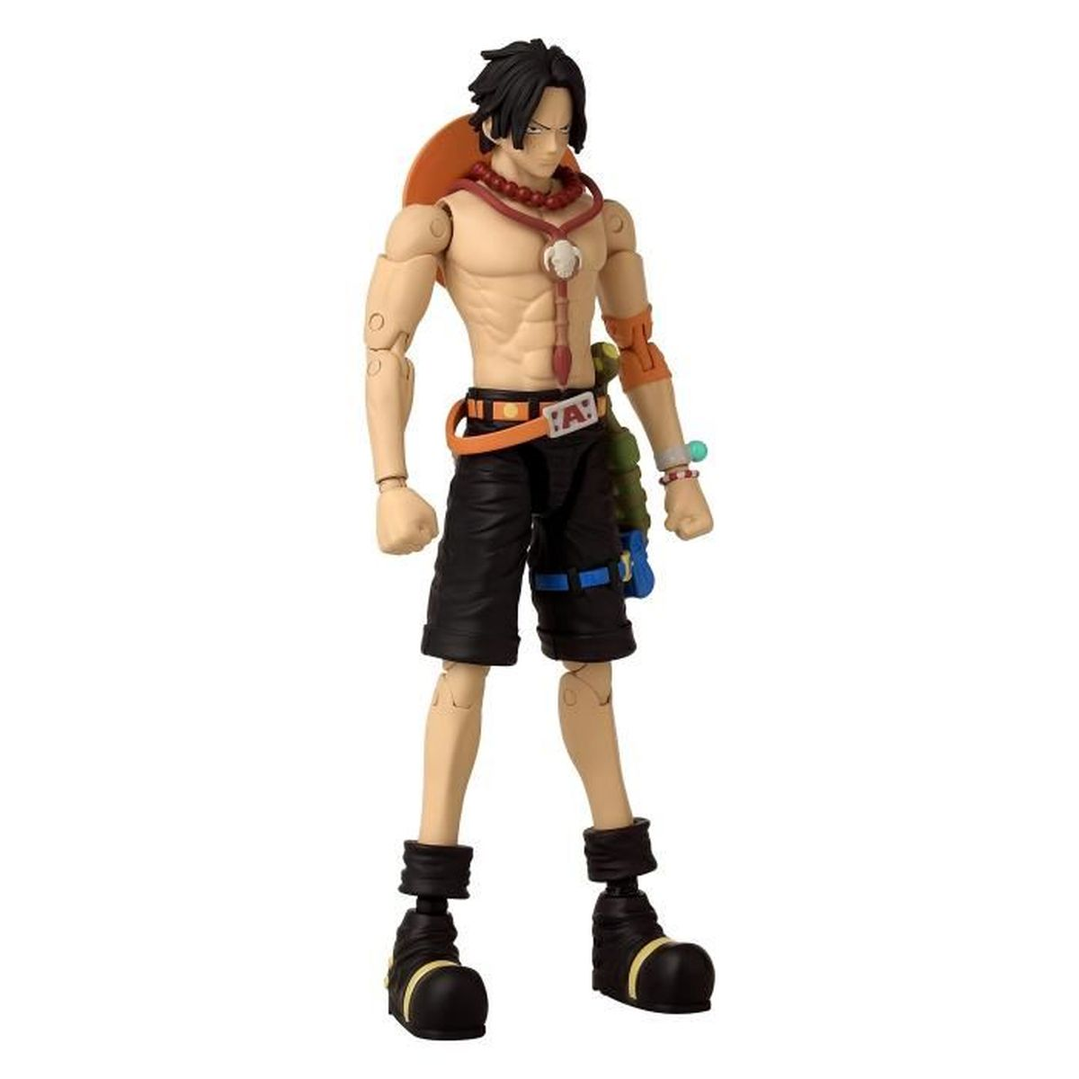 Una figura de un hombre con cabello negro, que usa pantalones cortos negros, botas y un cinturón naranja. Tiene un collar y un sombrero en la espalda.