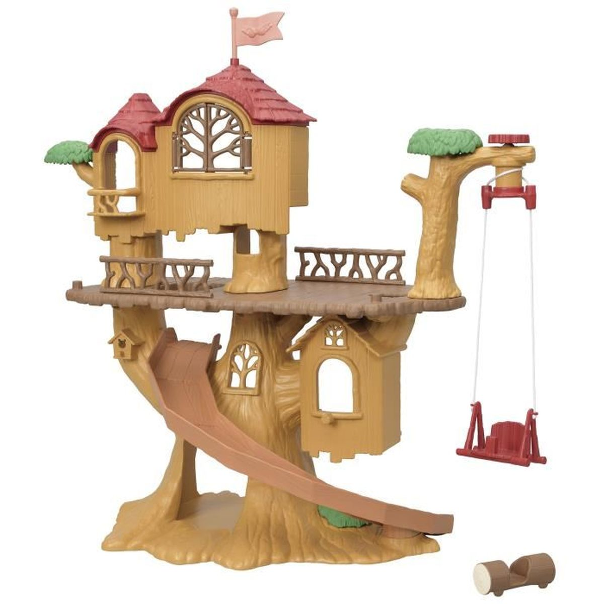 Una casa sull'albero giocattolo con scivolo, altalena e bandiera. È marrone chiaro con accenti rossi. Su sfondo bianco.