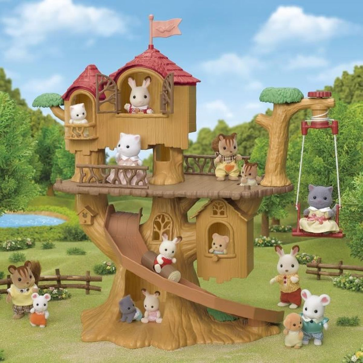 Un giocattolo a forma di casa sull'albero con statuine di animali: conigli, gatti, scoiattoli e orsi. Alcuni sono su uno scivolo, un'altalena o un balcone. Uno stagno e alberi sullo sfondo.