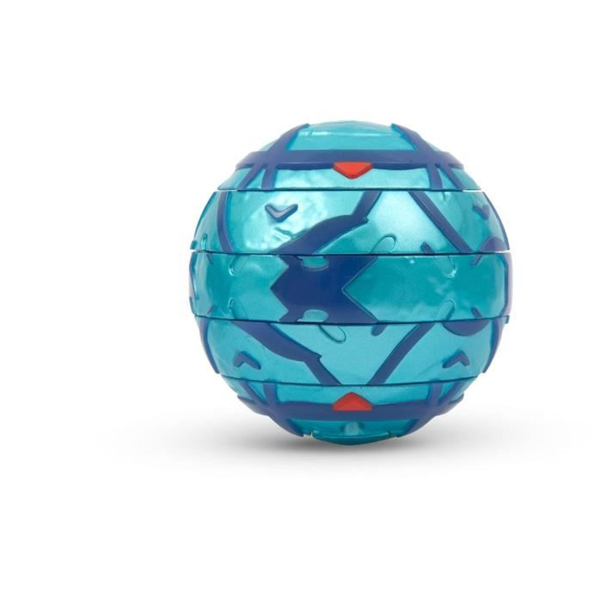 Ein türkisfarbenes und blaues kugelförmiges Spielzeug mit geometrischen Mustern. Rote Dreiecke befinden sich oben und unten. Weißer Hintergrund.