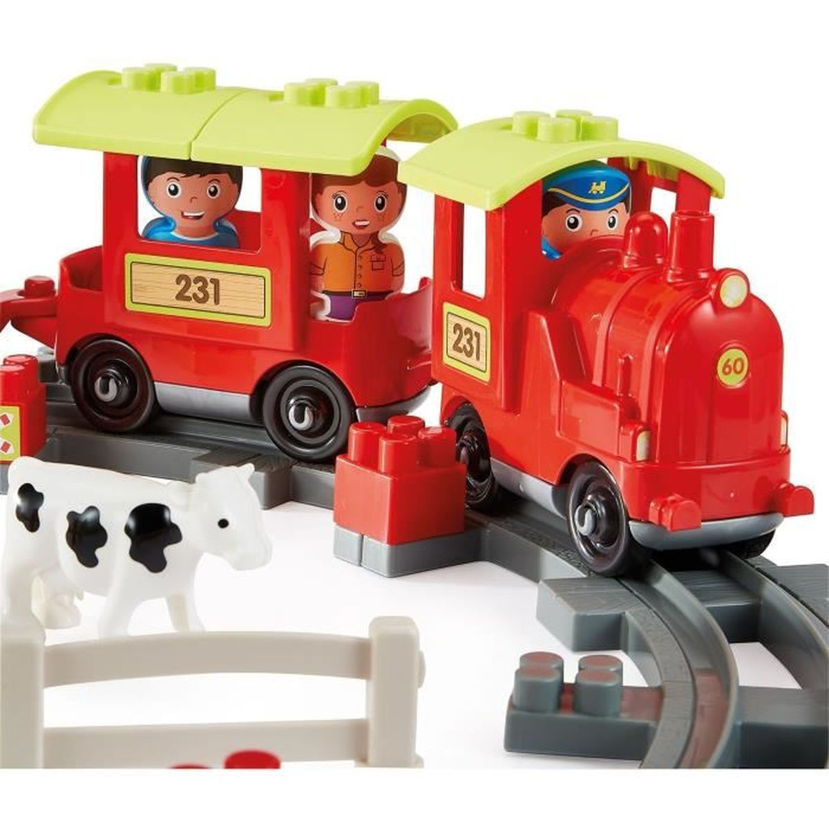 Set di trenini giocattolo con vagoni rossi, tetti verdi e personaggi. Include una mucca, una recinzione e binari. I numeri sono visualizzati sul treno.