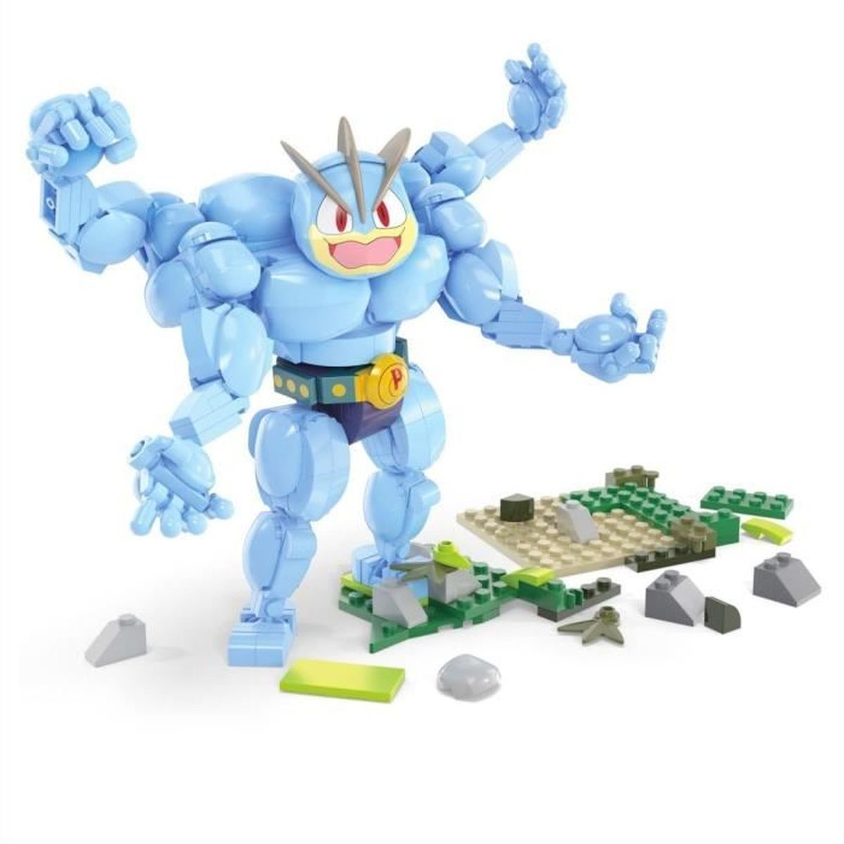 Una figura Lego blu di Machamp con quattro braccia. Si trova su una base verde con pezzi Lego grigi e verdi sparsi.