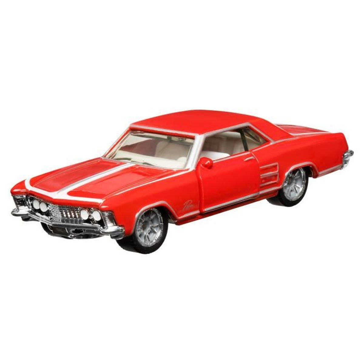 Een rode klassieke auto met witte strepen. Het heeft chromen details en een wit interieur. De auto staat op een witte achtergrond.