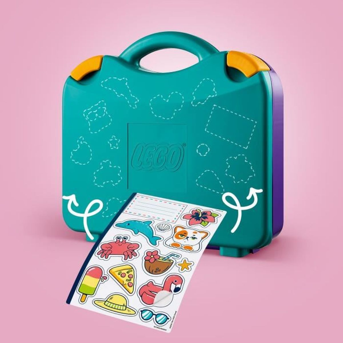 Turkusowa walizka Lego z naklejkami z letnimi ikonami, takimi jak flaming, pizza i okulary przeciwsłoneczne, na różowym tle.