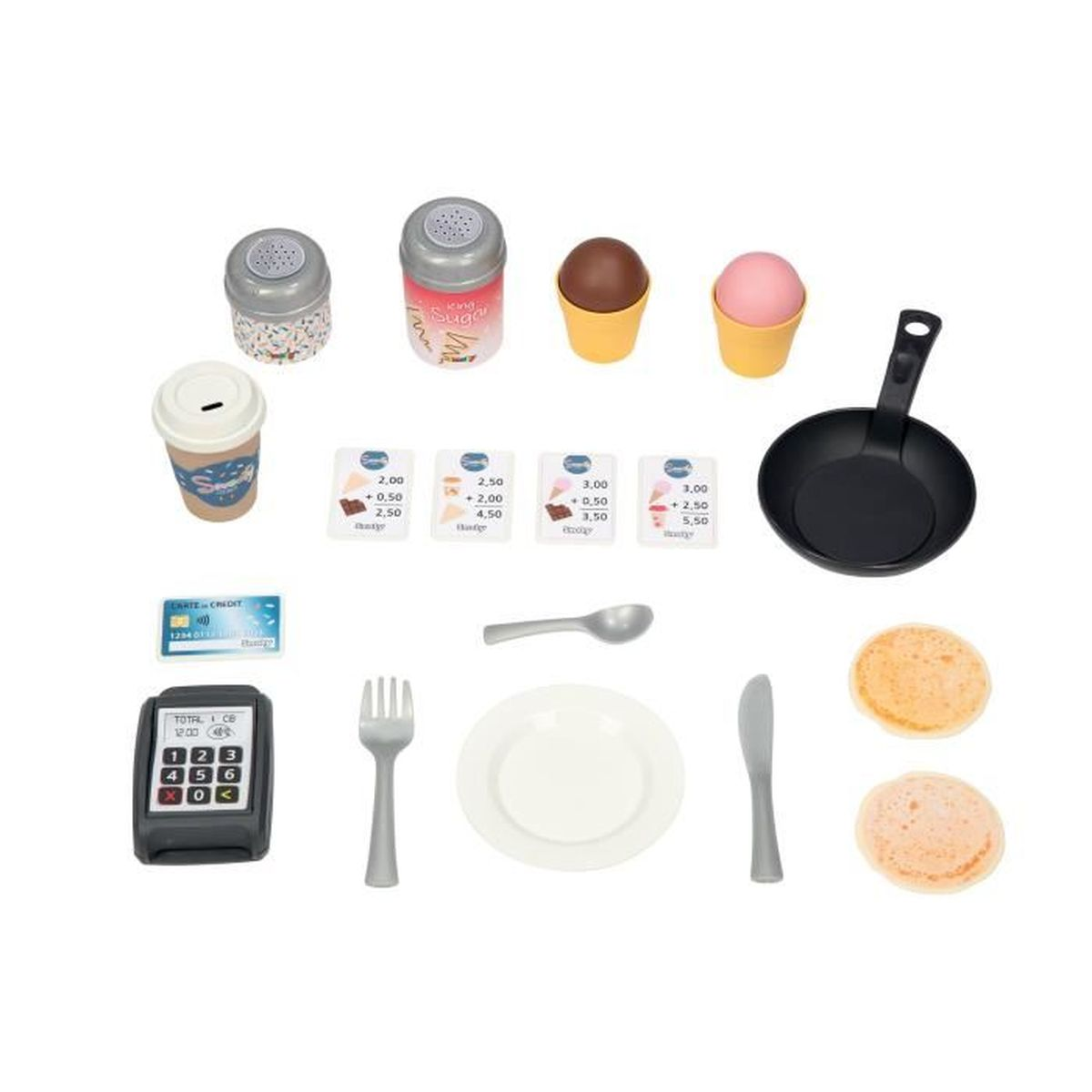 Un juego de cocina de juguete con varios artículos como una sartén, comida, platos, utensilios y un terminal de pago. Los objetos están sobre una superficie blanca.