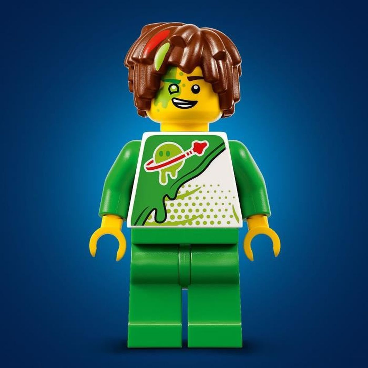 Un personaggio Lego in abito verde e bianco. Il personaggio ha capelli castani con riflessi rossi e verdi e un segno verde sul viso.