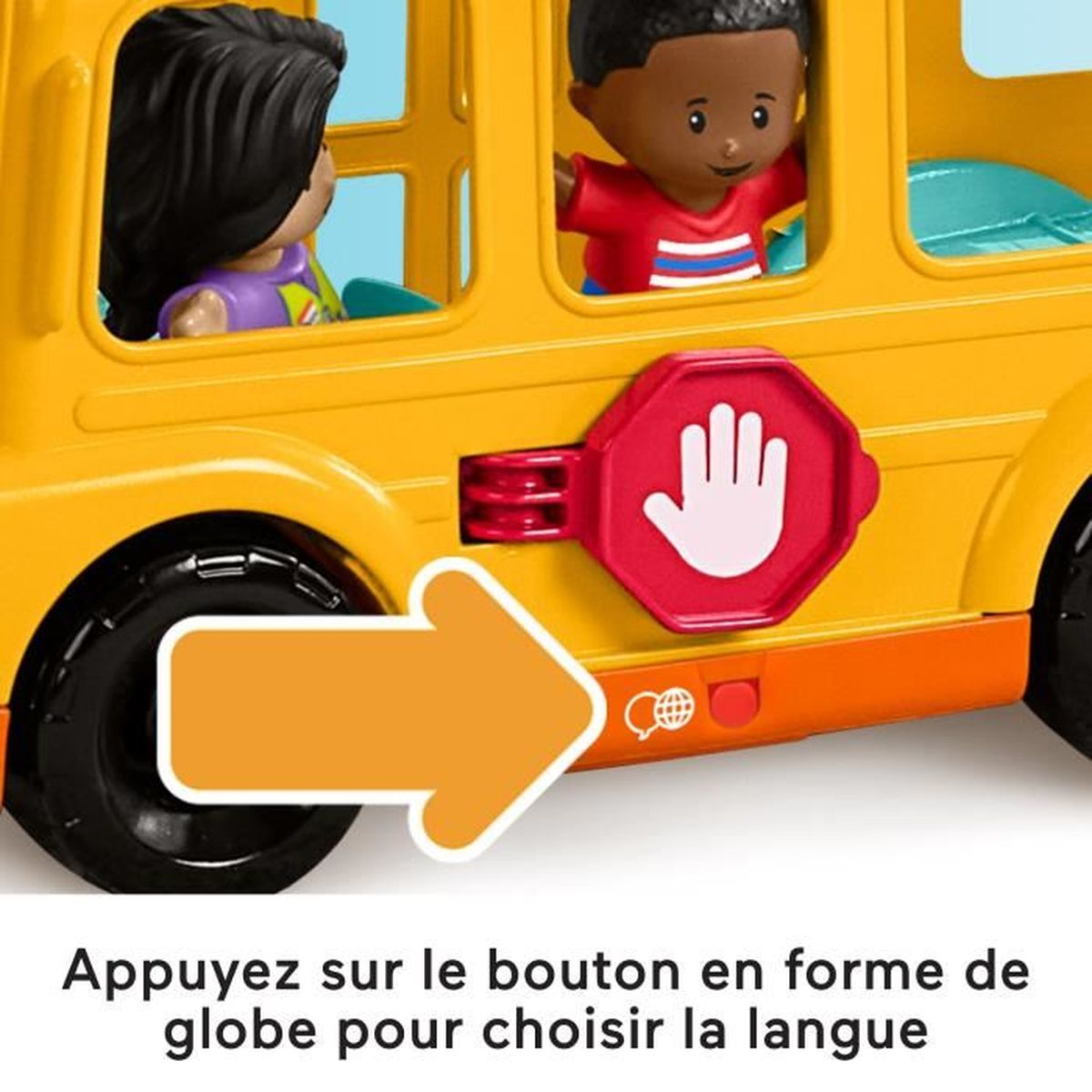 Een gele speelgoed schoolbus met twee speelgoedkinderen erin. Een rood stopbord met een witte hand staat aan de zijkant.