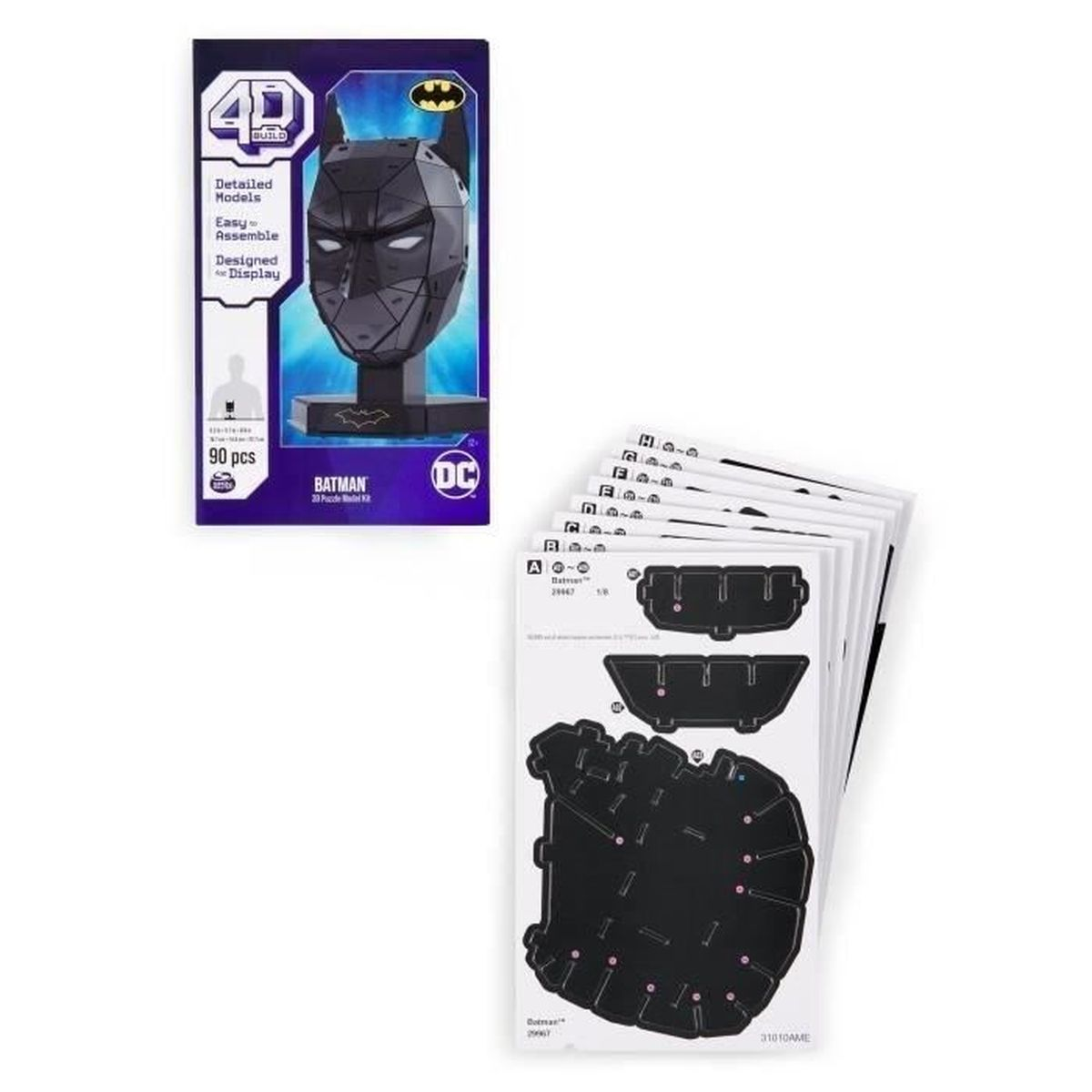 Una scatola del kit di modello di puzzle 3D di Batman, il modello assemblato e i pezzi del puzzle su sfondo bianco.