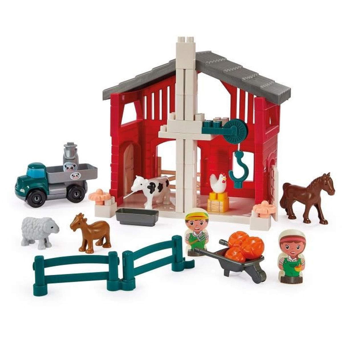 Un set di fattoria giocattolo con un fienile rosso, animali, persone, un camion e una carriola piena di oggetti arancioni.