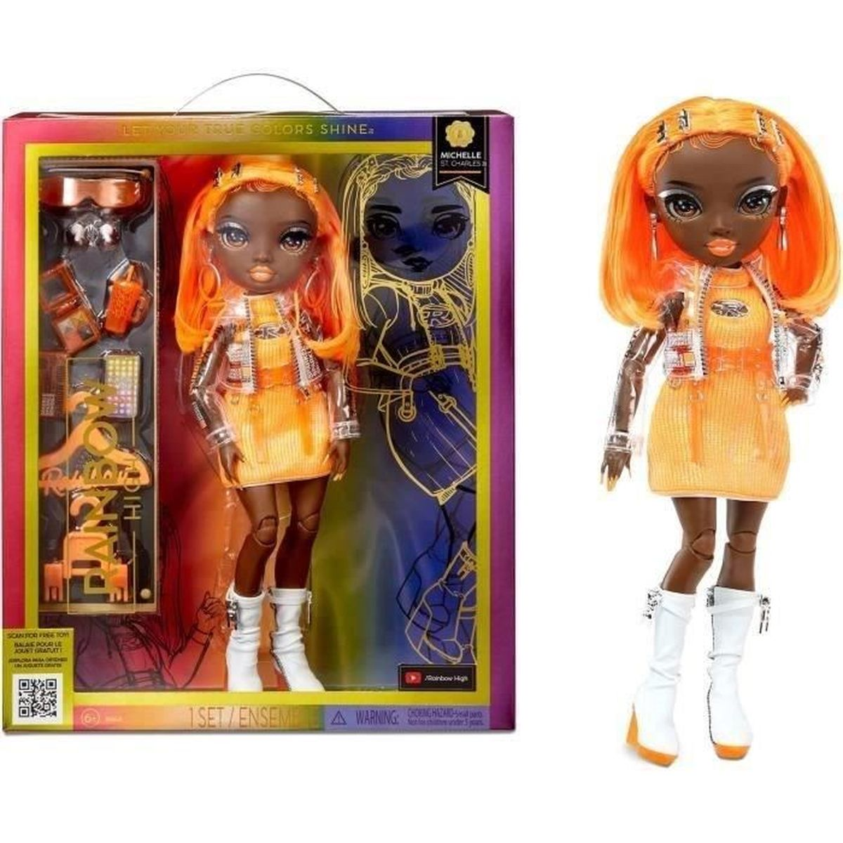 Eine Puppe in einer Box. Die Puppe hat orangefarbenes Haar, trägt ein orangefarbenes Kleid, eine transparente Jacke und weiße Stiefel. Der Hintergrund zeigt eine zweite Puppe.