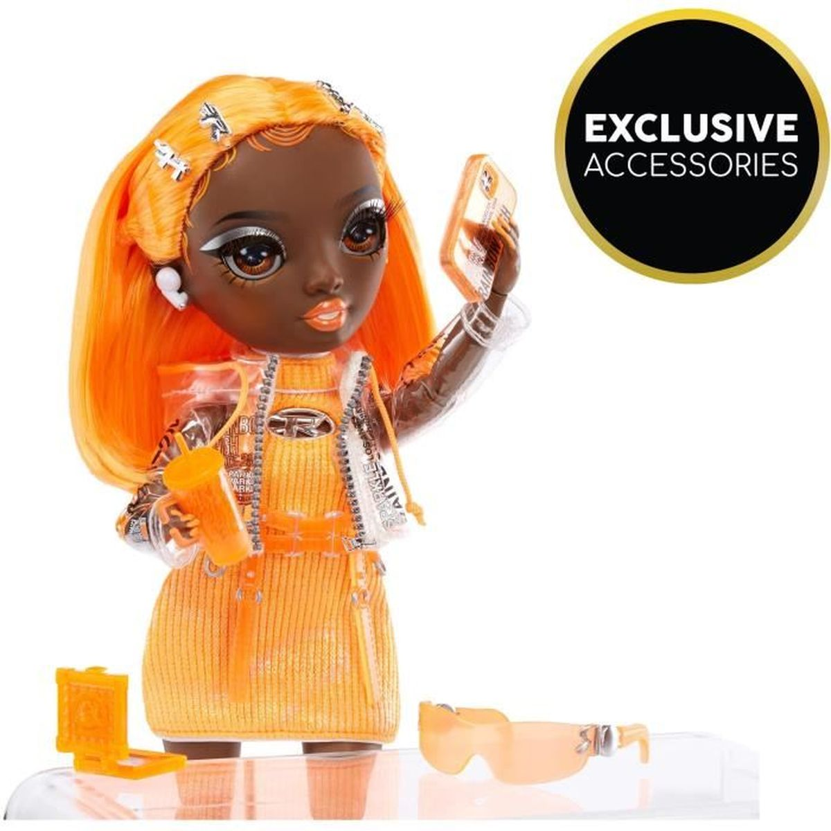 Puppe mit orangefarbenem Haar und Outfit, hält ein Telefon. Hat Zubehör: Sonnenbrille und Getränk. Hintergrund hat einen schwarzen Kreis mit Text.