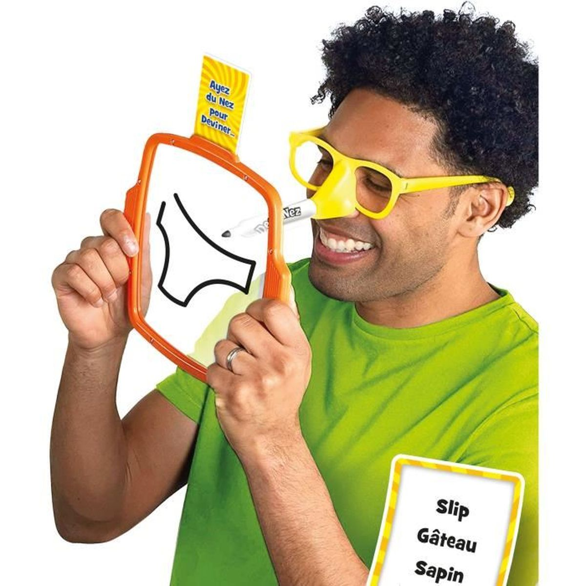 Mężczyzna w okularach i nosie trzymający rysunek bielizny. Widoczna jest karta do gry.