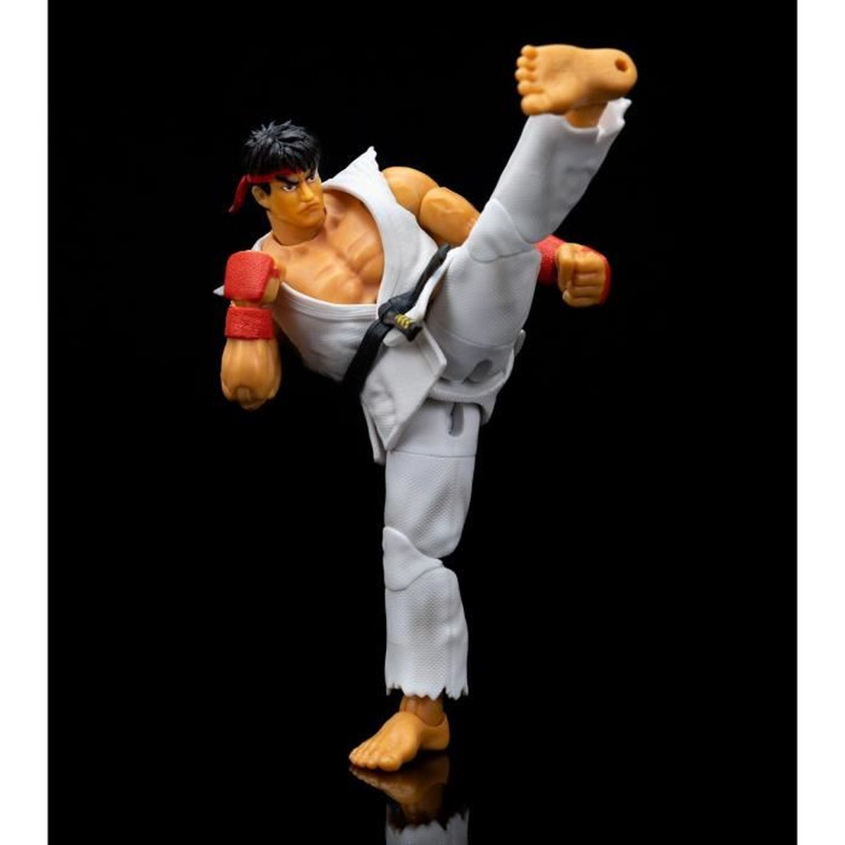 Una figura di un uomo in uniforme da karate esegue un calcio alto. Lo sfondo è nero e la figura è ben illuminata.